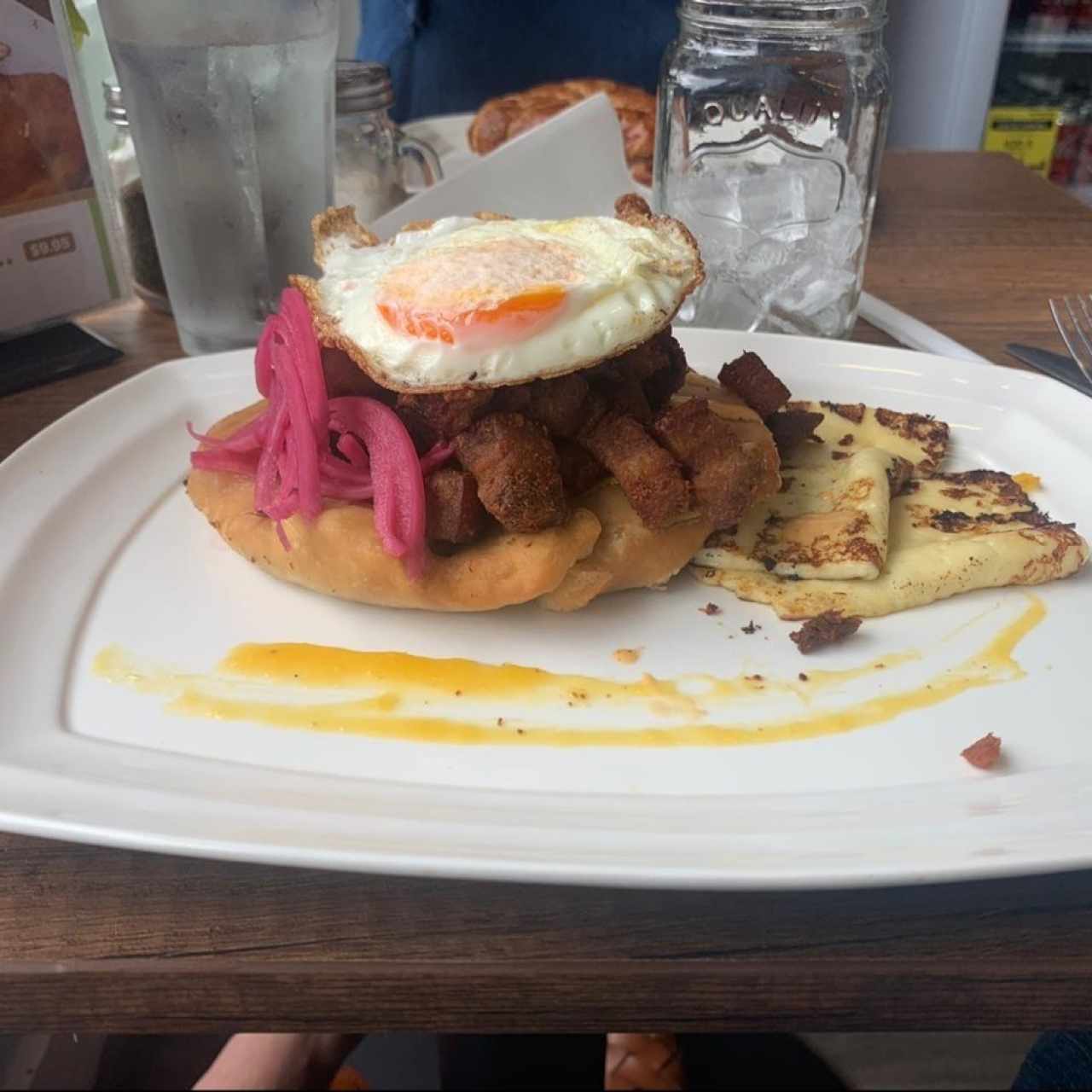 Hojaldre rellena de costillitas de puerco y huevo