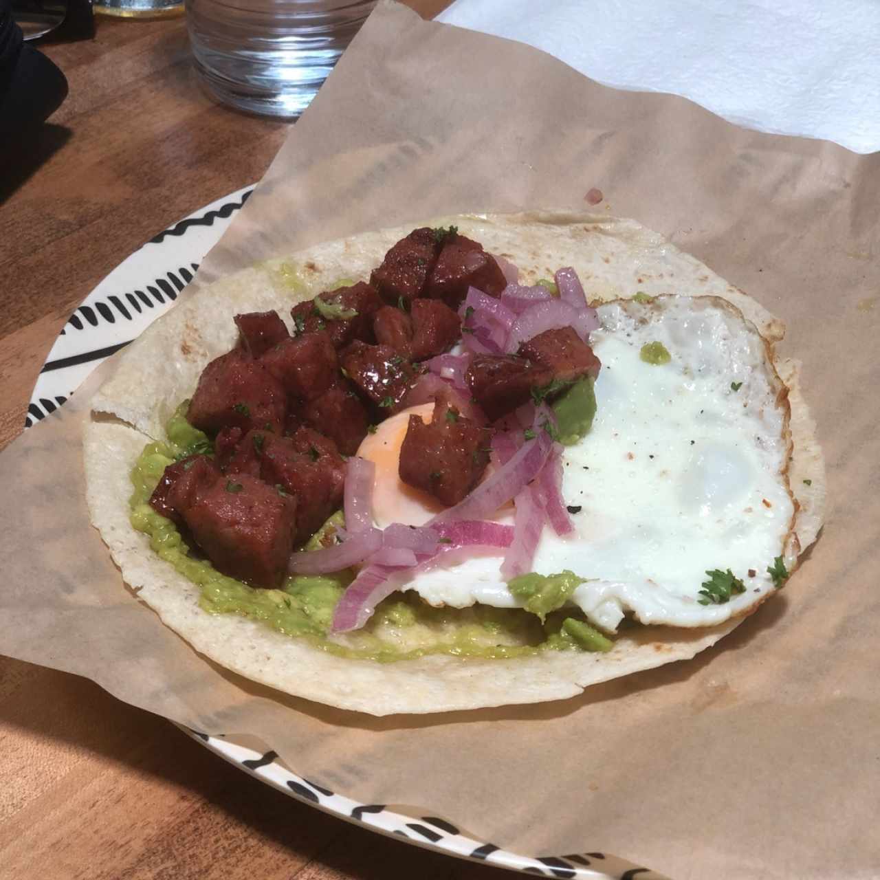 Desayuno con chorizo artesanal, huevo, aguacate y cebolla morada