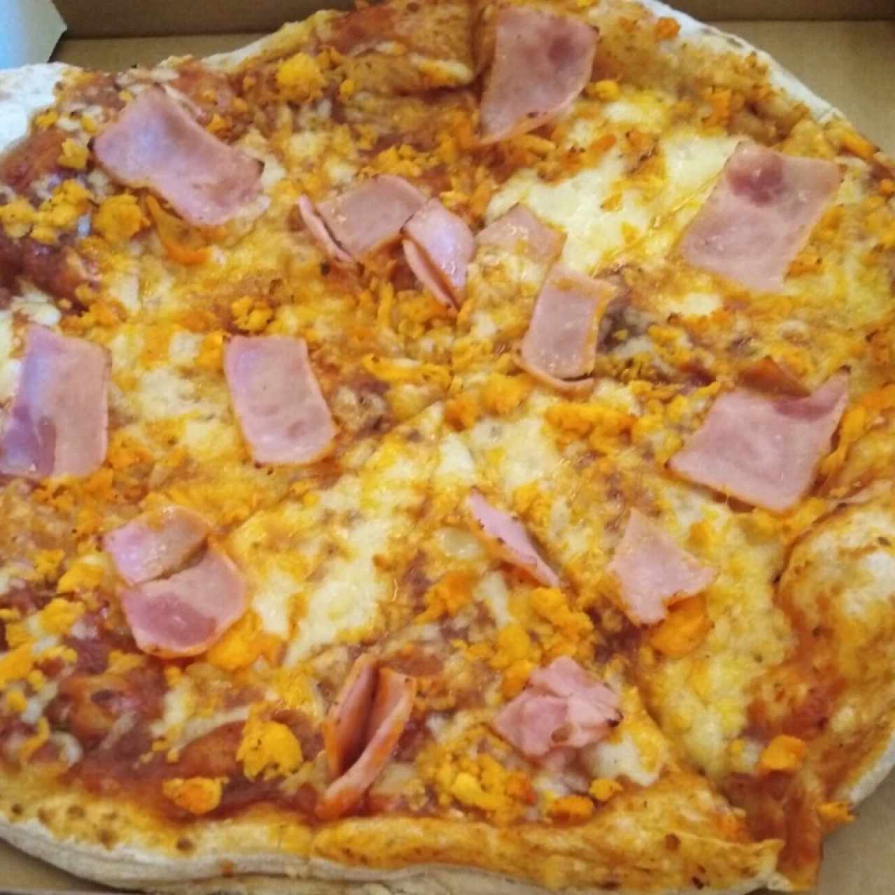 Pizza de pollo con jamón 