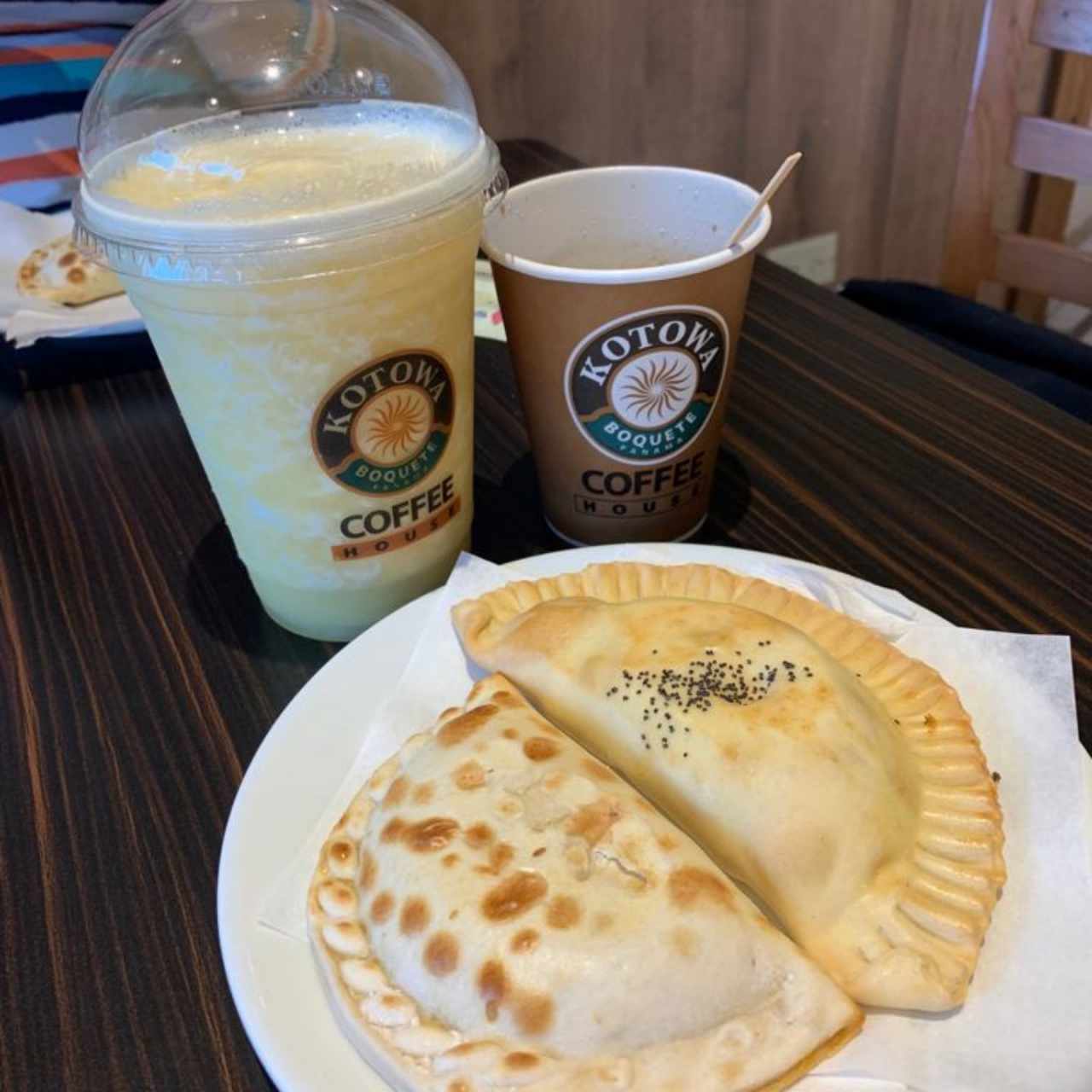 Licuado piña y empanadas