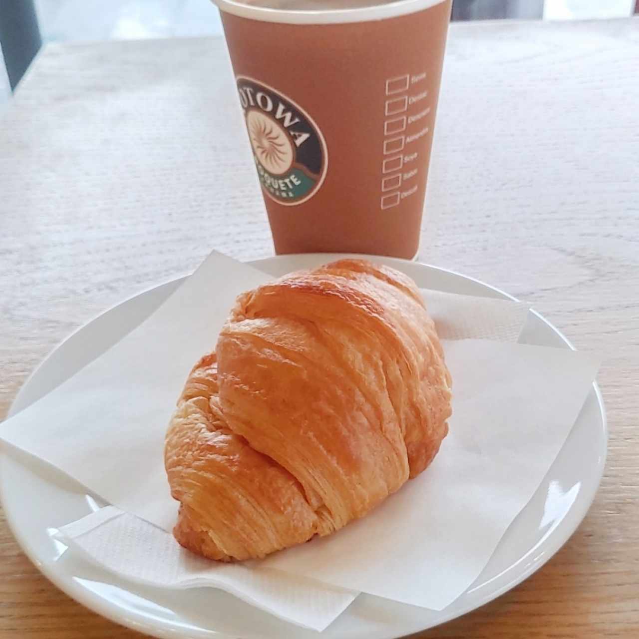 croissant de mantequilla y cafe