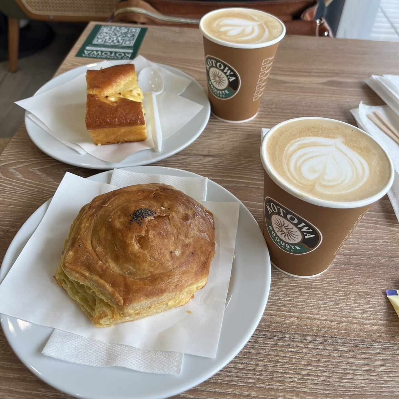 Late, apple cake y pastelito de carne