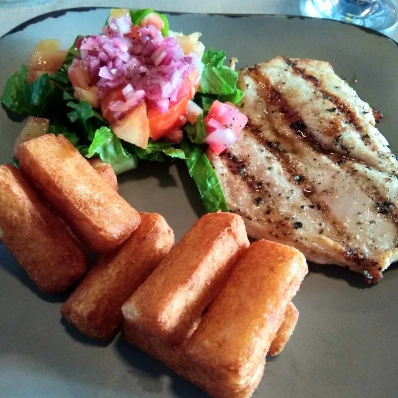 Pechuga al Grill con yuca frita y ensalada