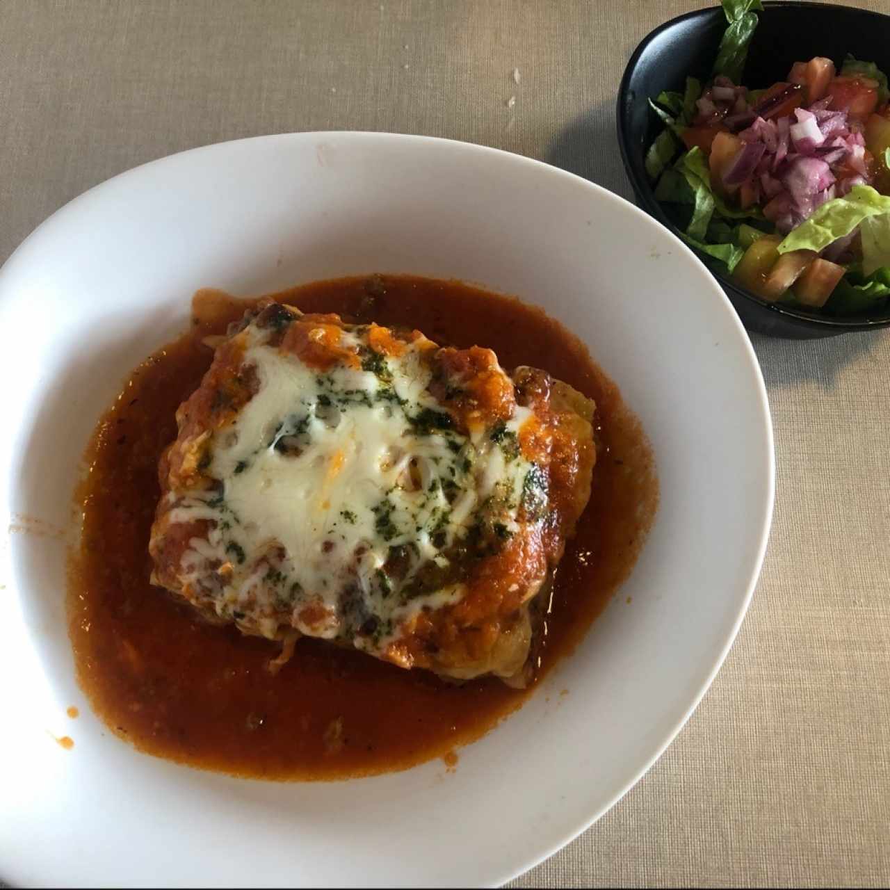 Lasagna de Carne con Ensalada