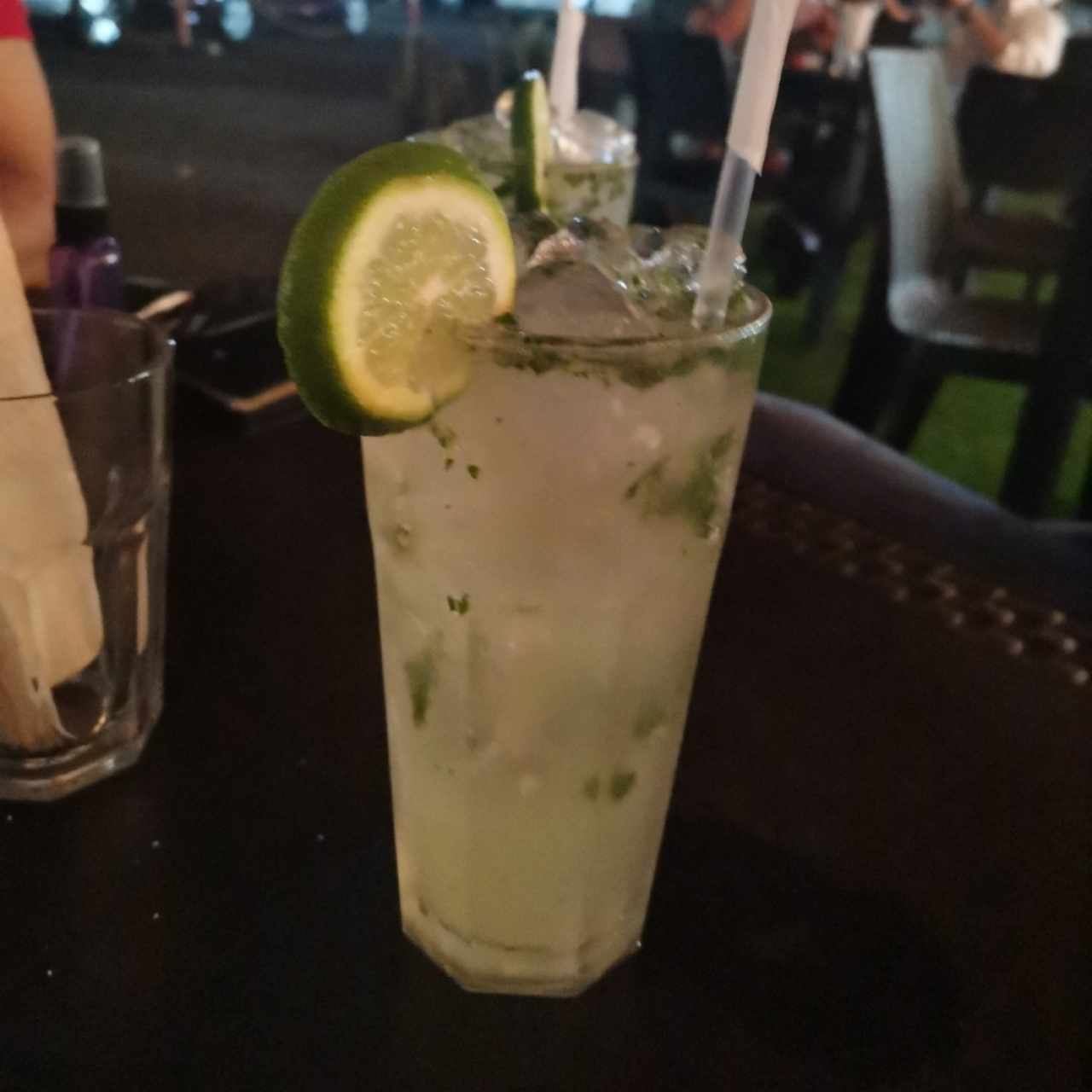 Un Mojito mientras lavan el carro