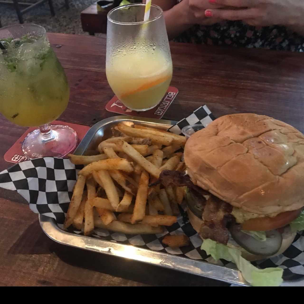 Hamburguesa sencilla, mojitos 