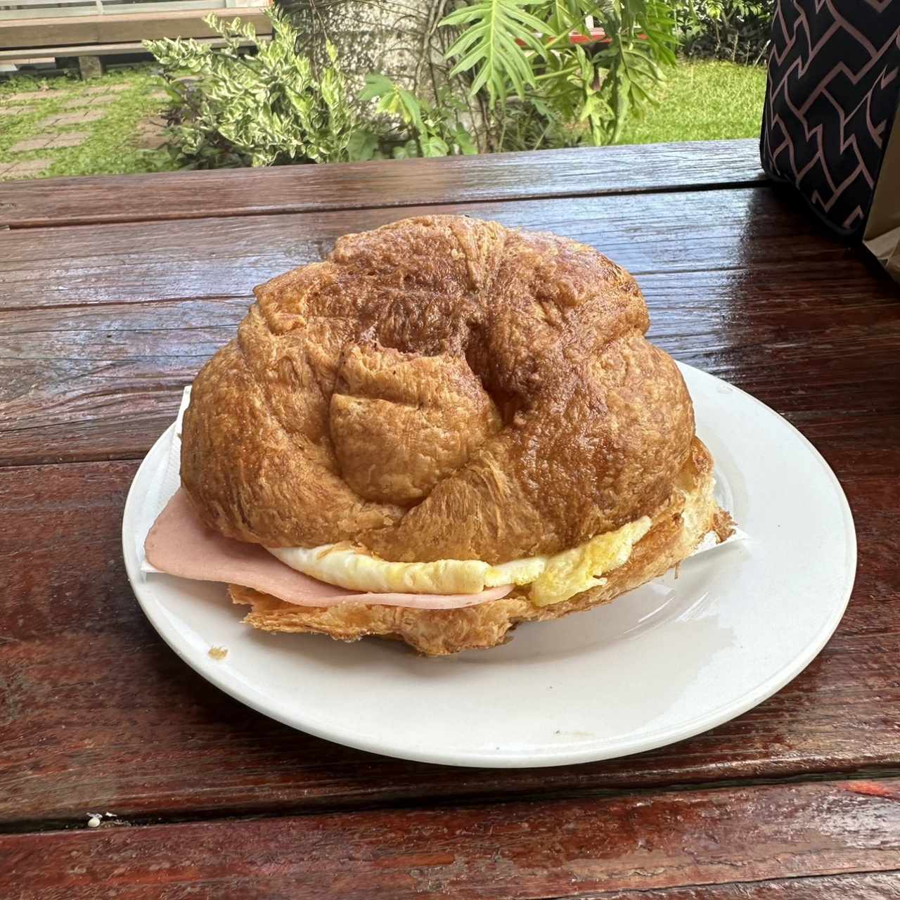 Croissant de jamon y huevo 