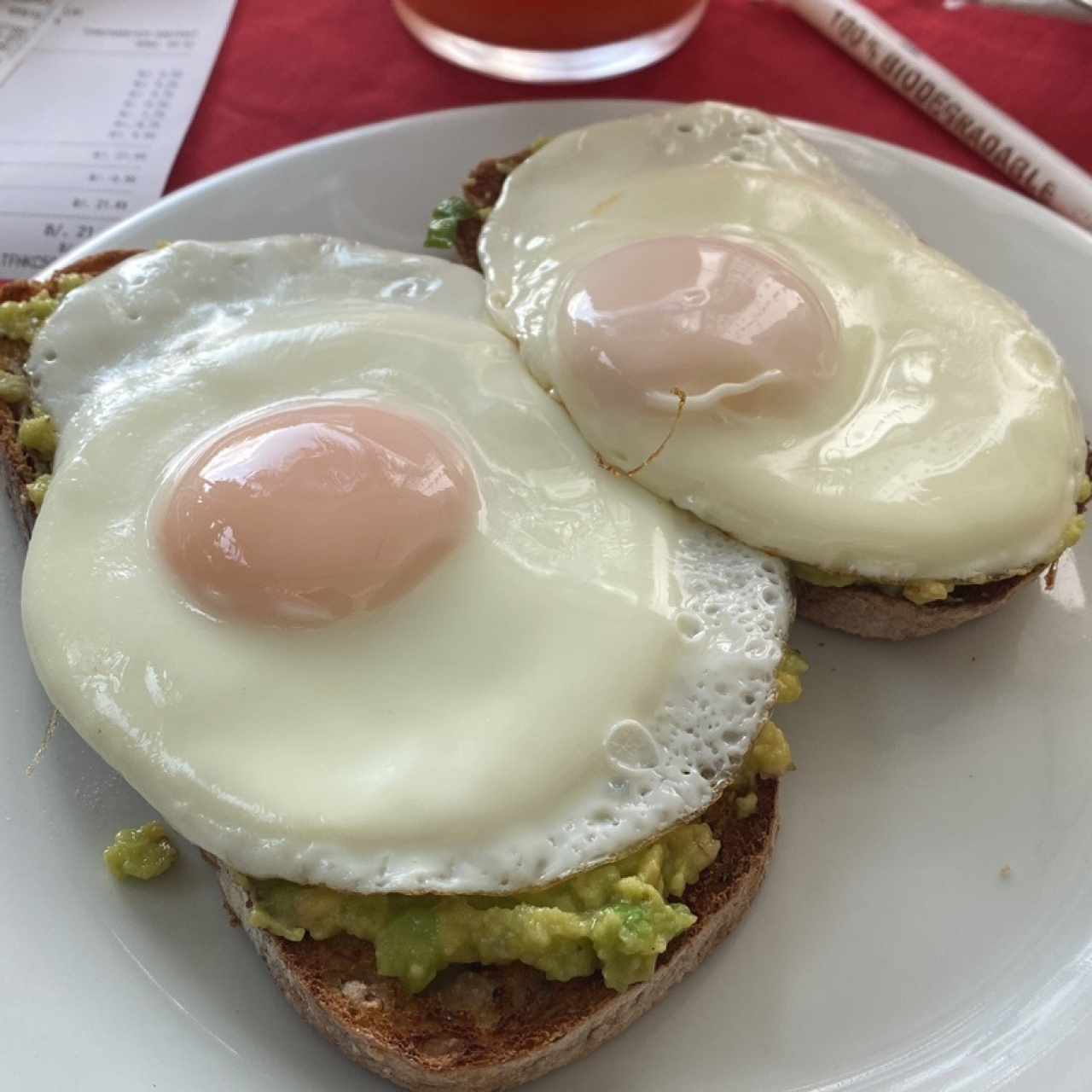 Pan de masa madre con huevo y aguacate