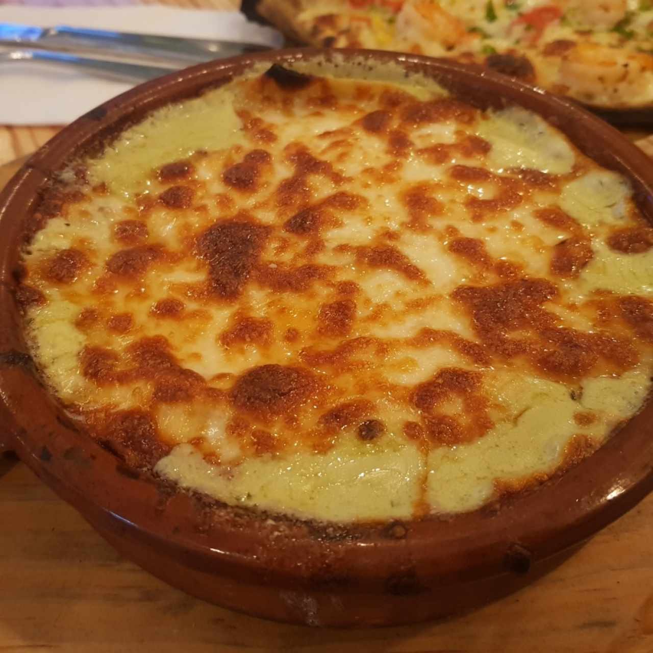 Lasagna de Salmon con salsa alfredo y pesto