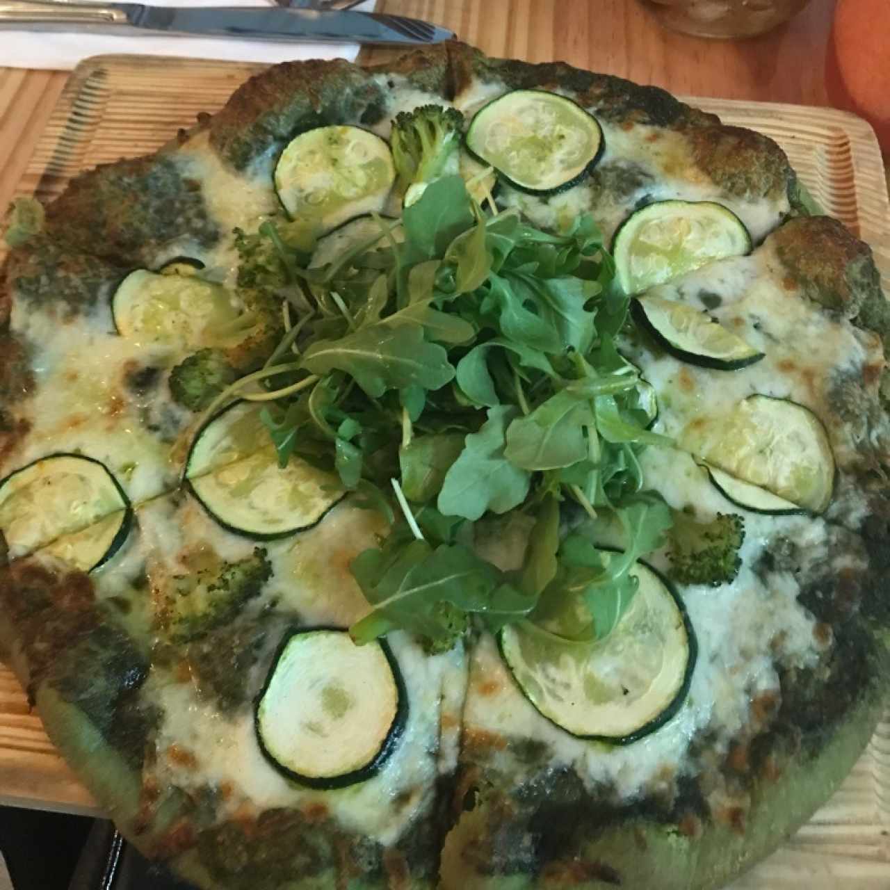 Pizza con masa de albahaca