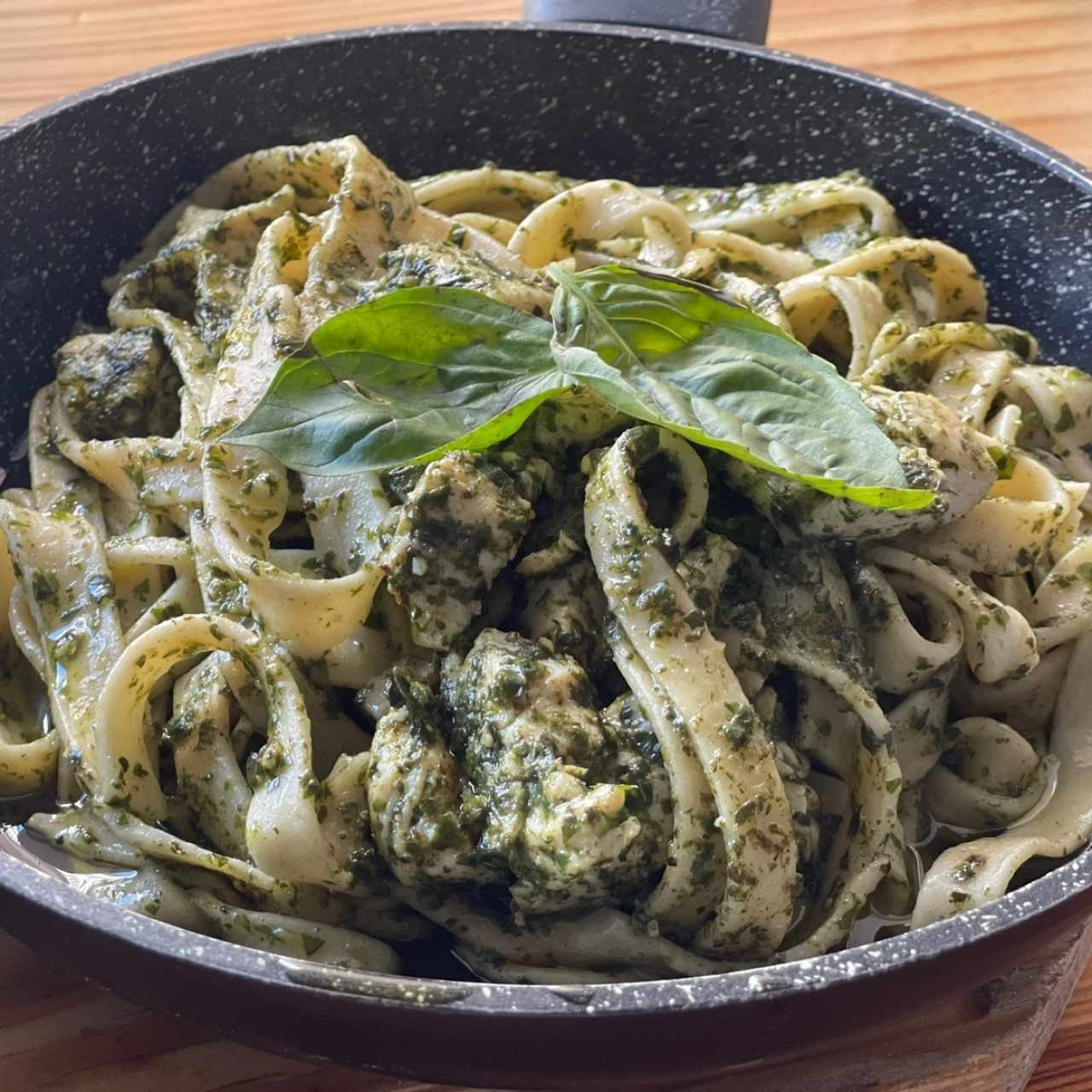 Pastas - Fetuccini salsa pesto quesos y adicional de pollo