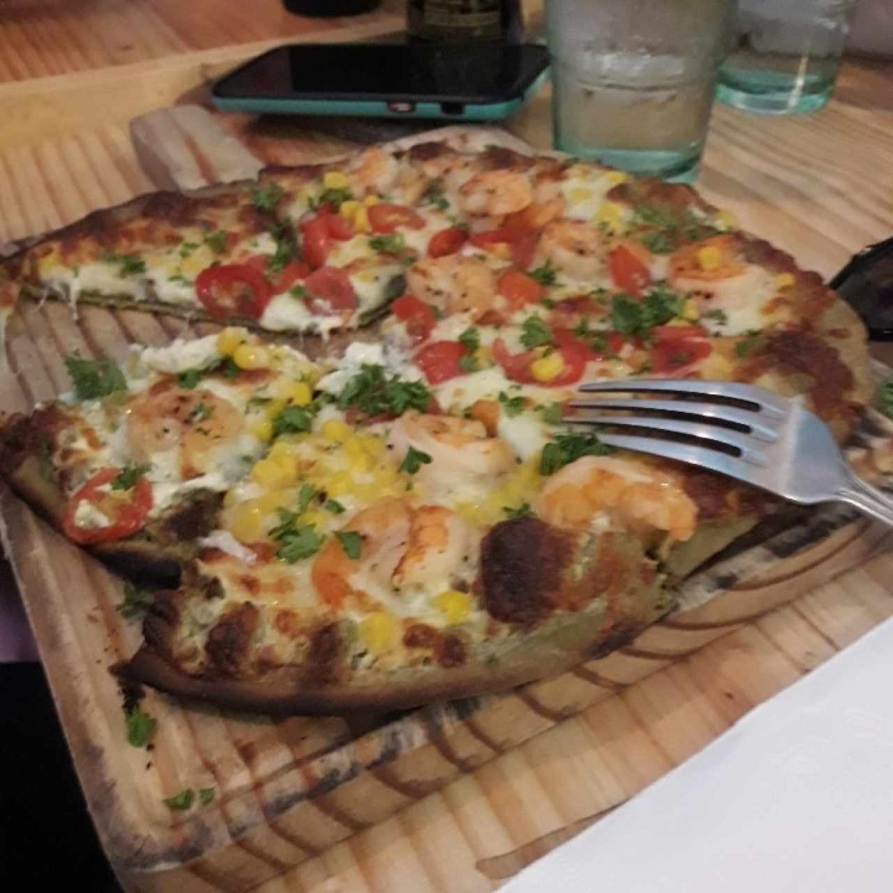 Pizza con camarones con masa de espinaca