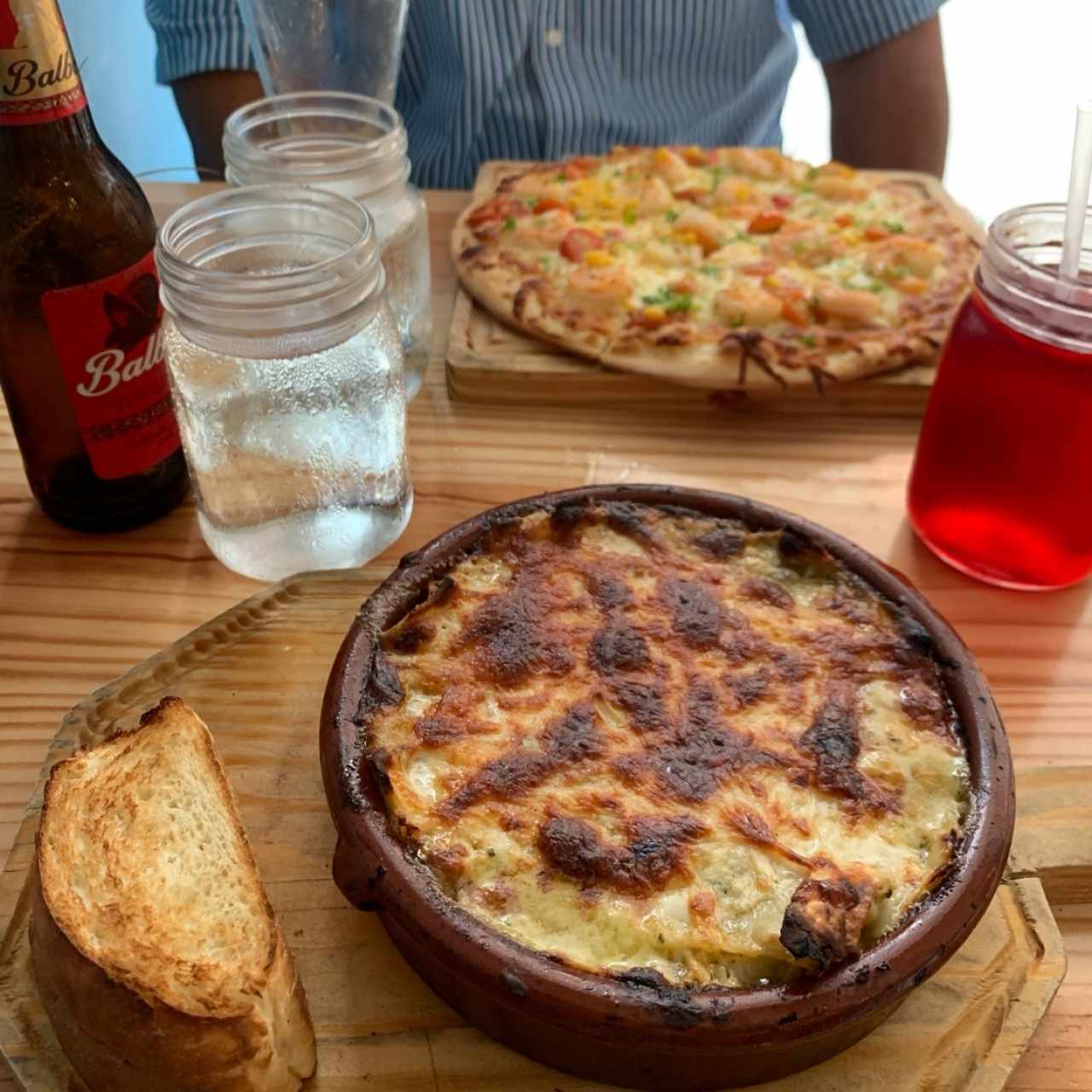 Me muero por ti: lasagna con salmón fresco, salsa alfredo y pesto