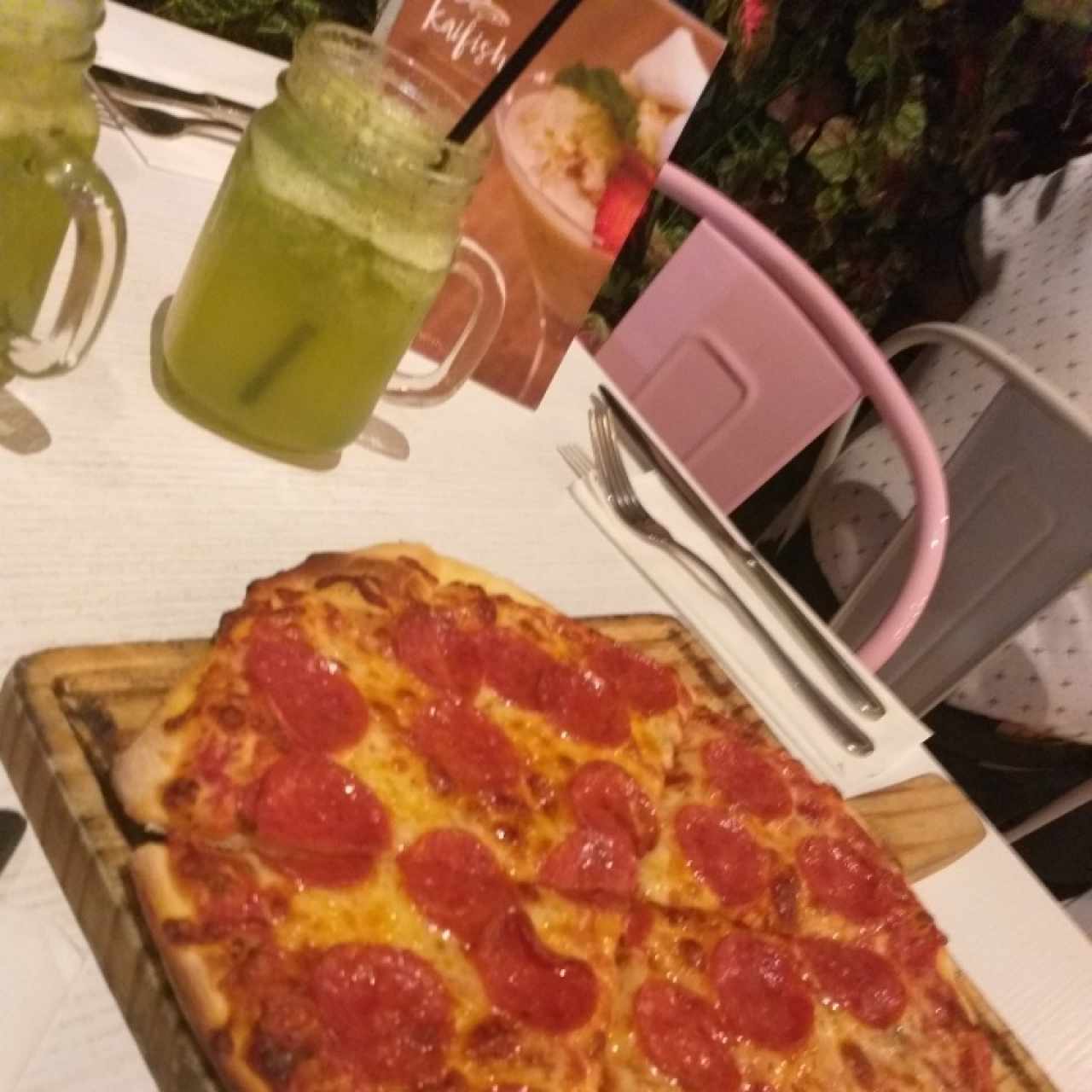 pizza pepperoni y jugo valle de anton