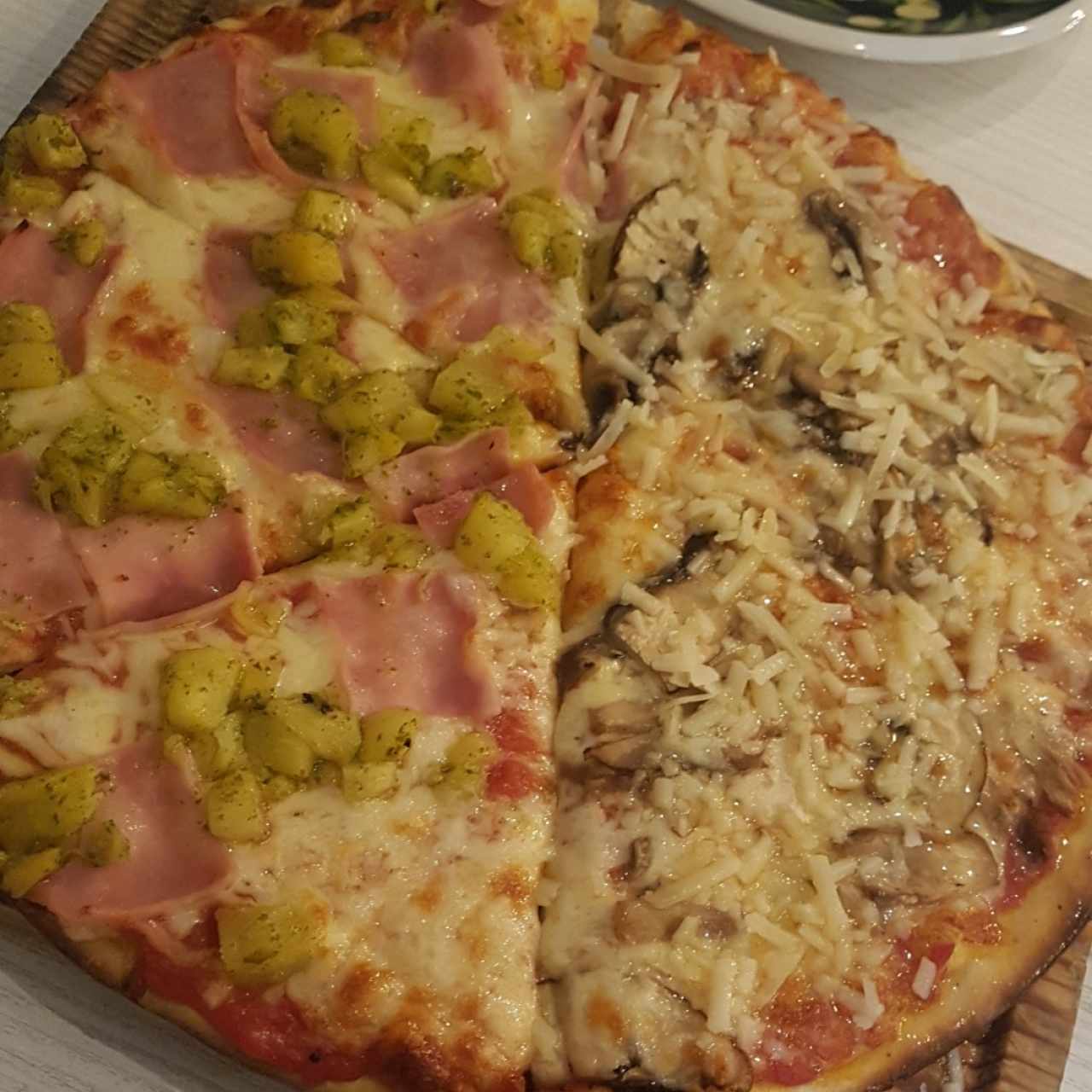 Pizza hawaiana y aceite de trufa