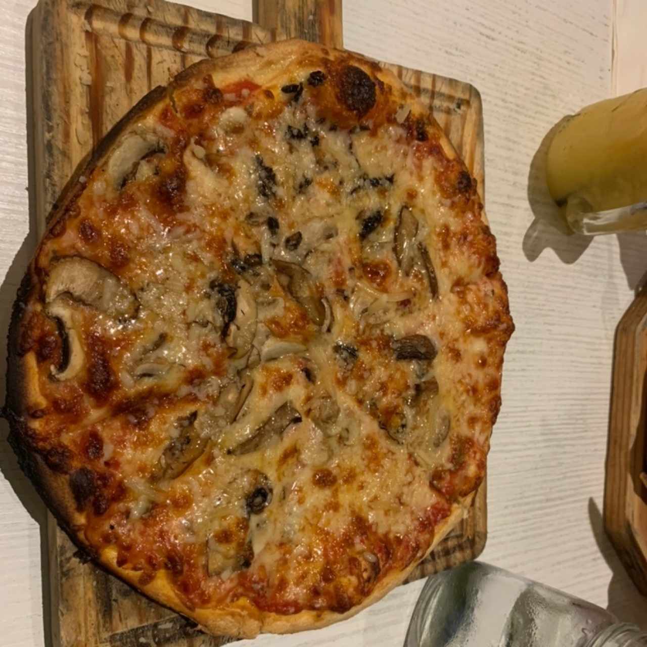 pizza de hongos con aceite de trufas 