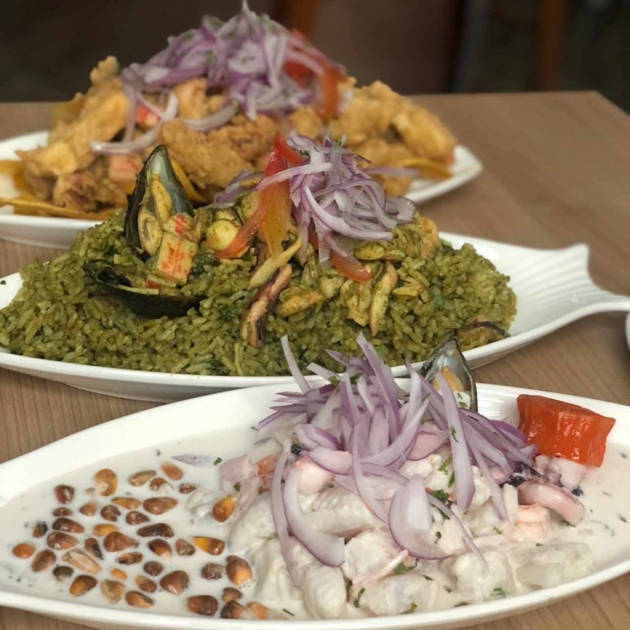 Jalea de mariscos, arroz verde de marisco y ceviche con leche de tigre. 