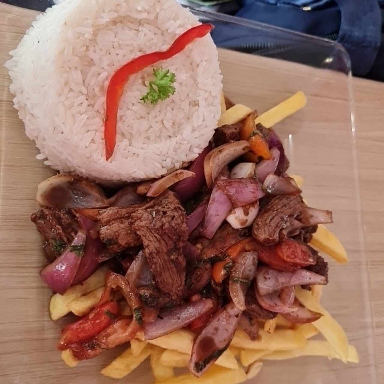 PLATOS FUERTES - Lomo Saltado