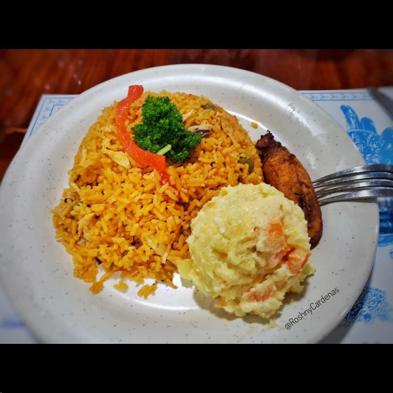 Arroz con Pollo y Ensalada de Papas  - Jimmy's Obarrio