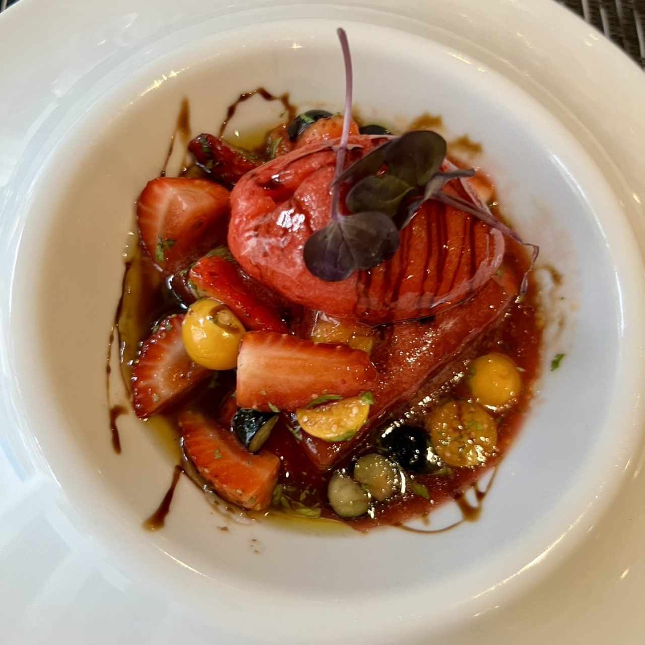 Sandia frita con sorbete de frutos rojos.