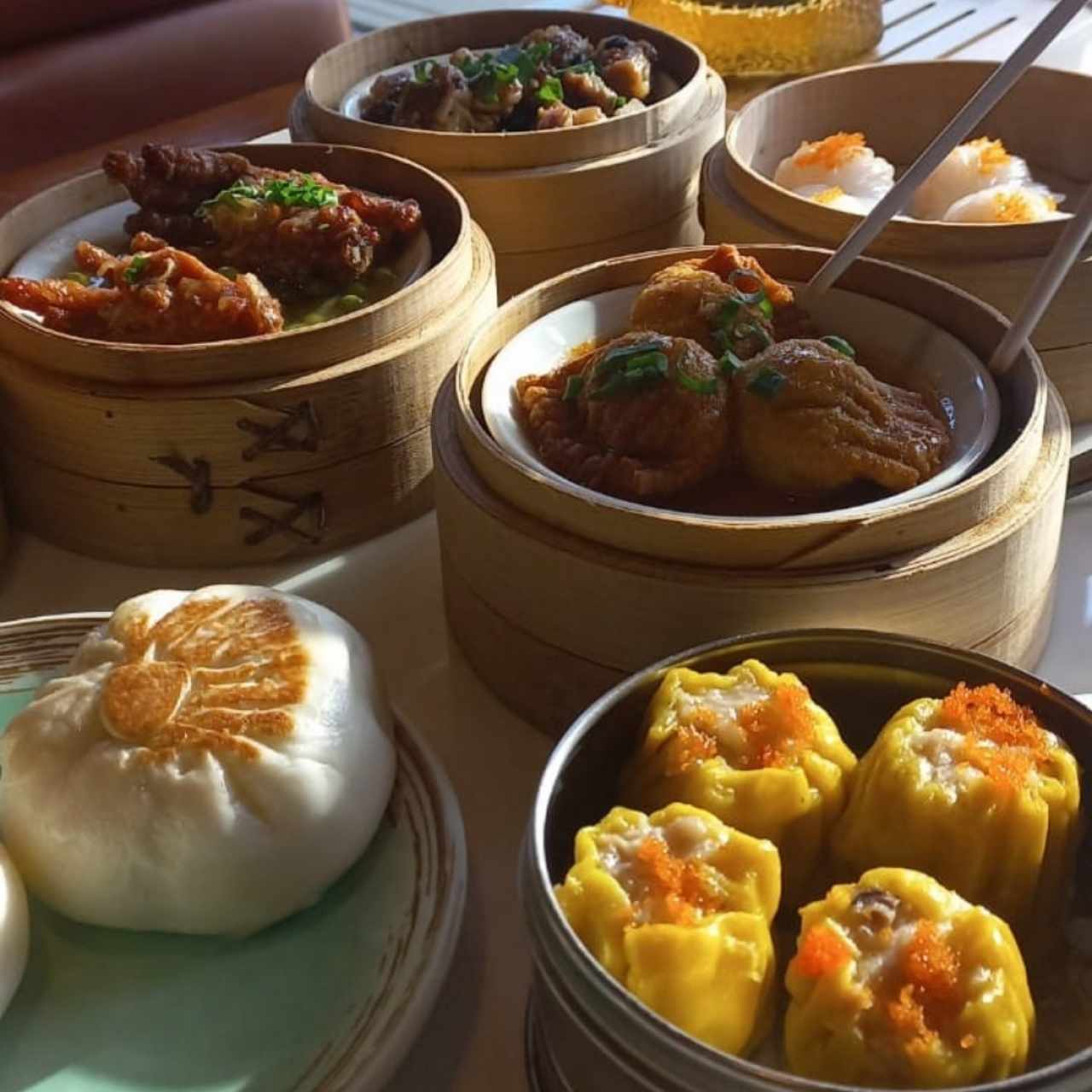 Dim Sum - Siu Mai, hakao, carne con gengibre, ham pao a la plancha, costillitas, patitas de gallina