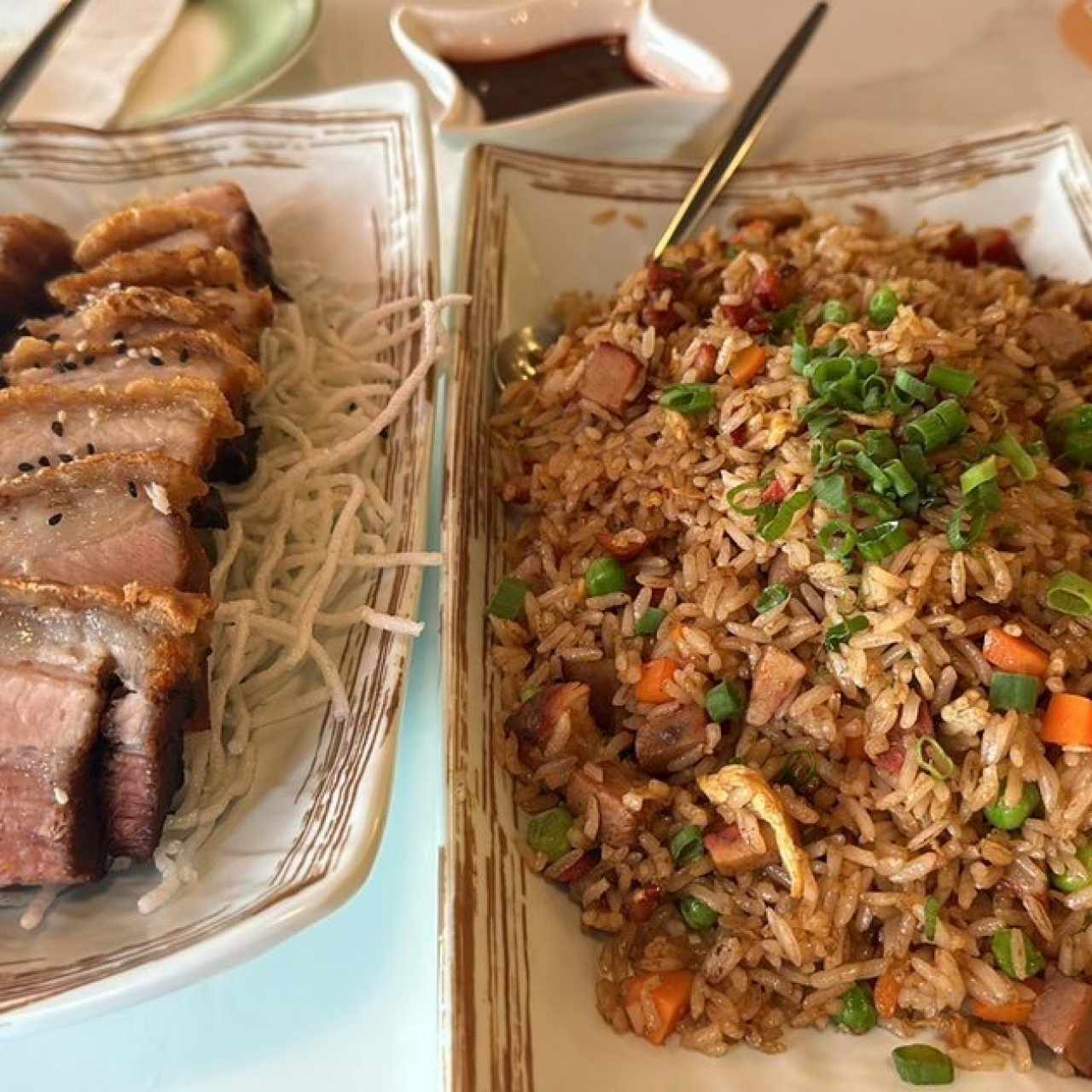 Puerco asado y arroz frito de puerco