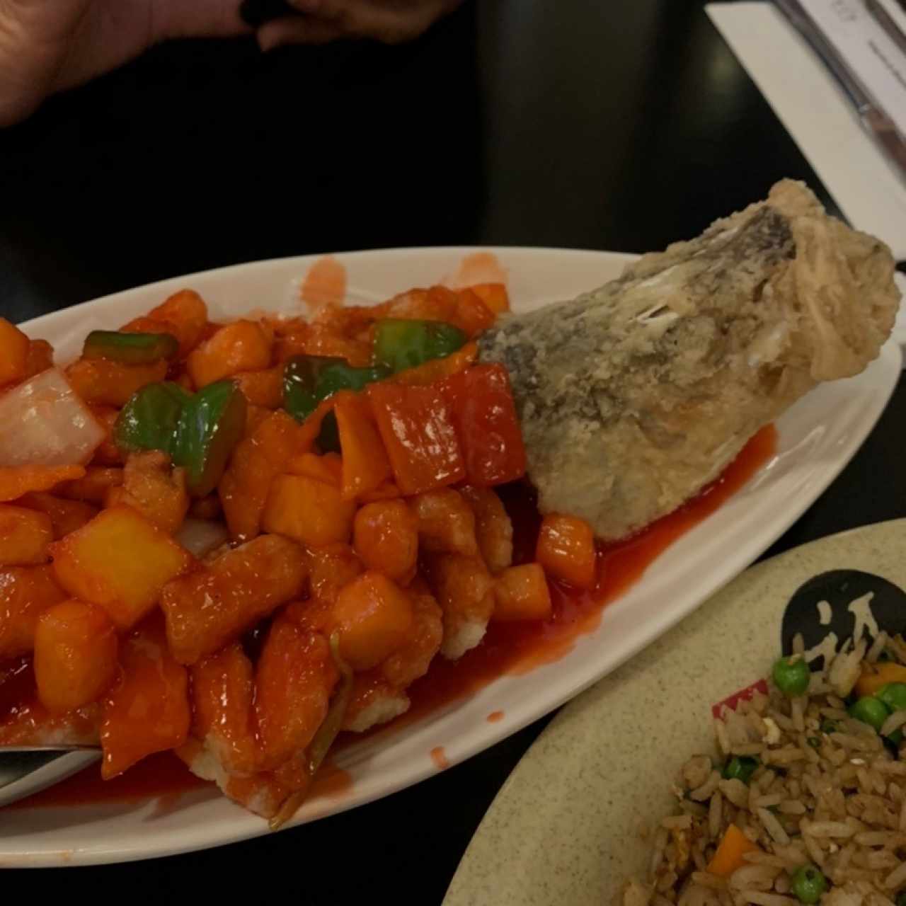 Pescado en corte de uva en salsa agridulce.