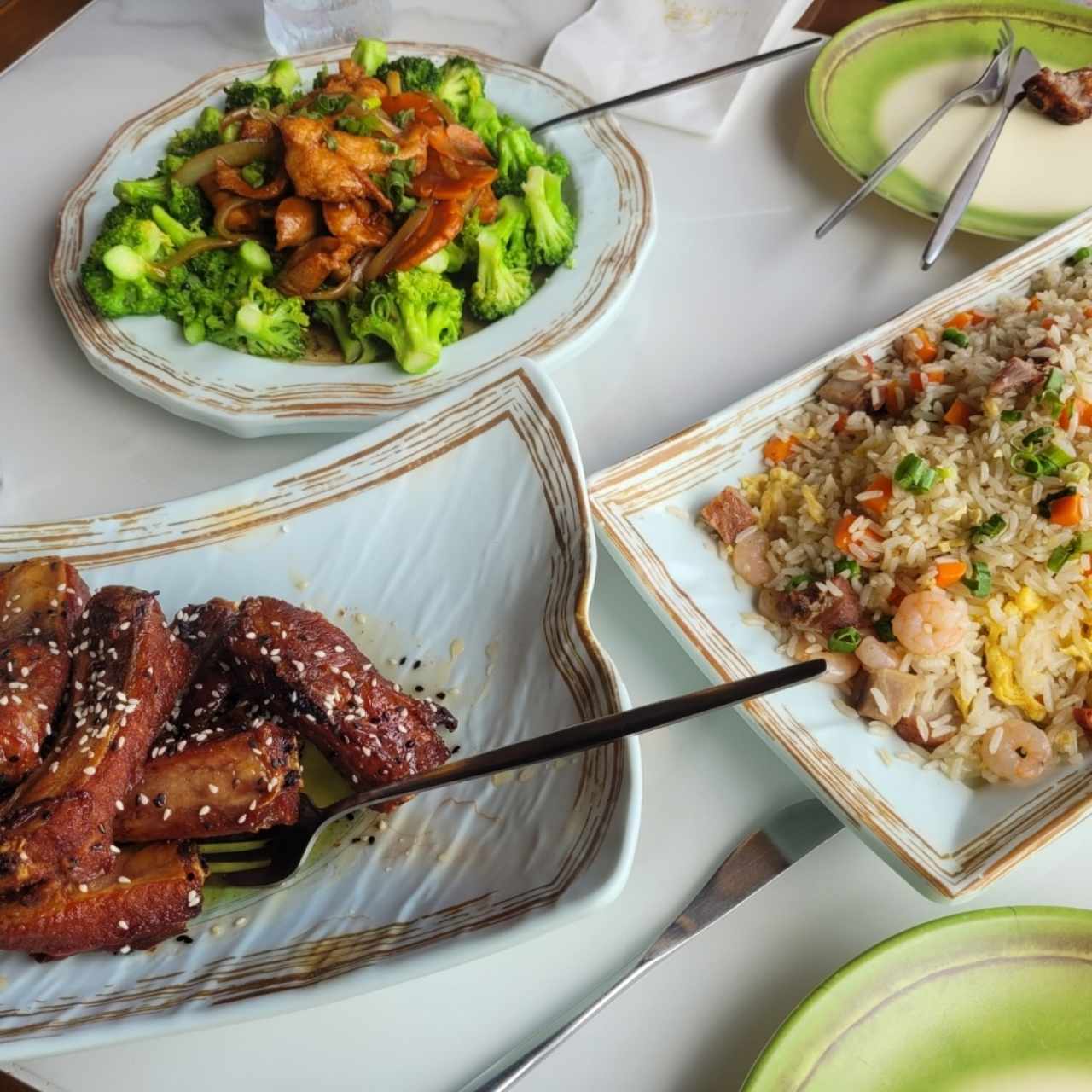 Costillas con Miel y Ajonjolí y arroz young chao