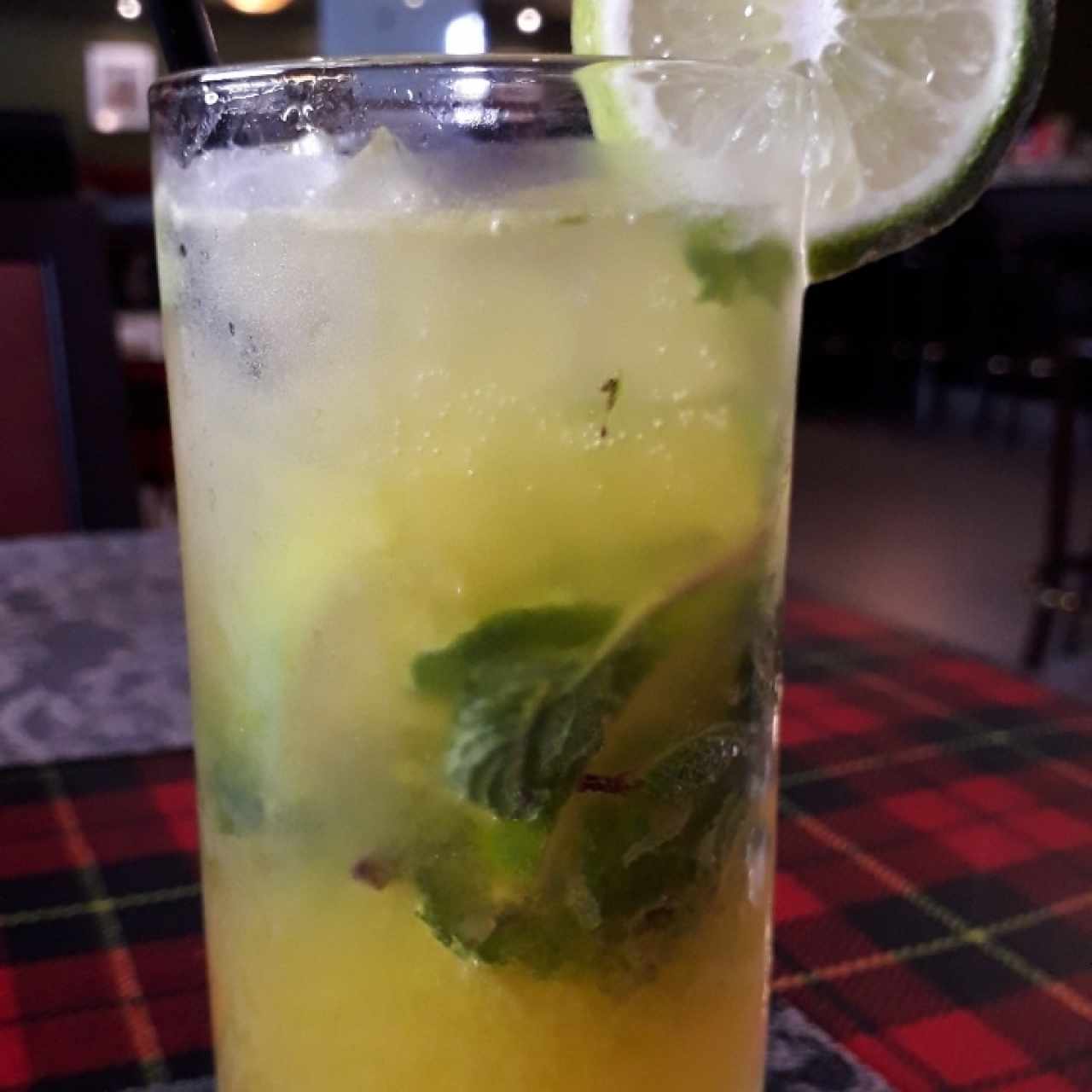 Mojito de Maracuyá. 2x1 en tragos y cervezas nacionales los sábados.