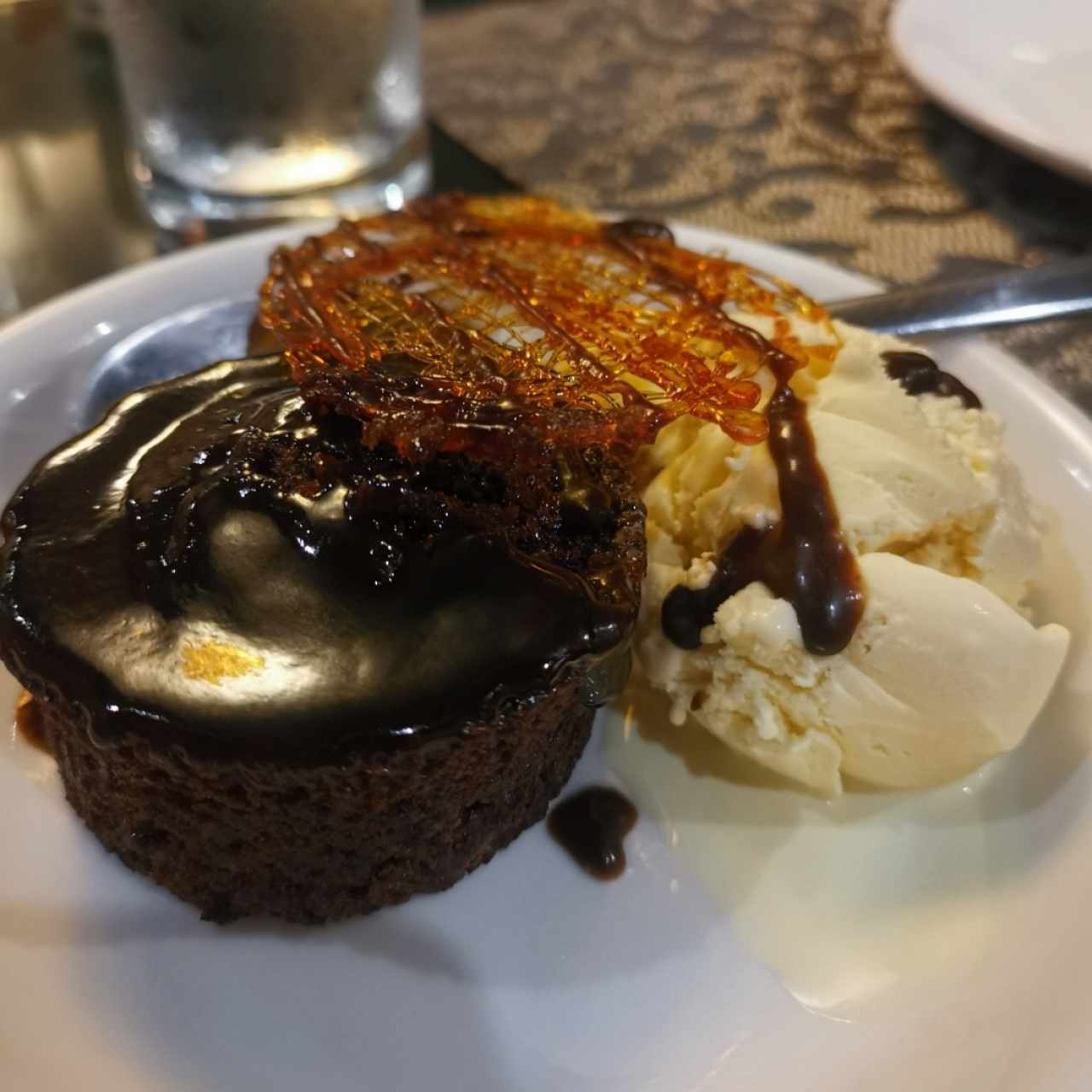 brownie de dátiles y helado 