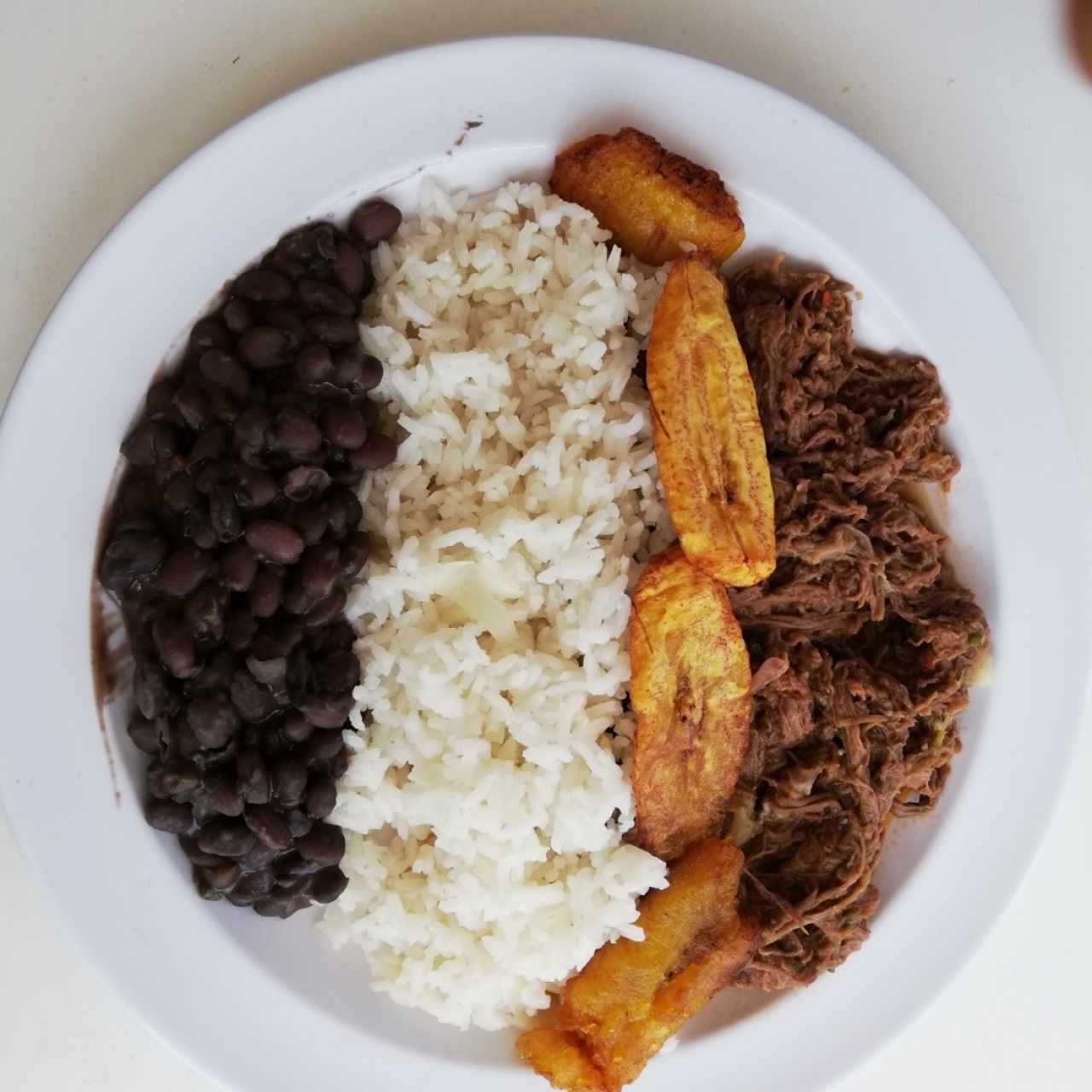 ropa vieja con platano frijoles y arroz