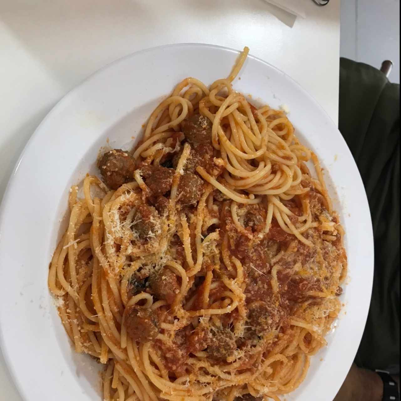 spaguetti en salsa roja y mini albondigas de carne