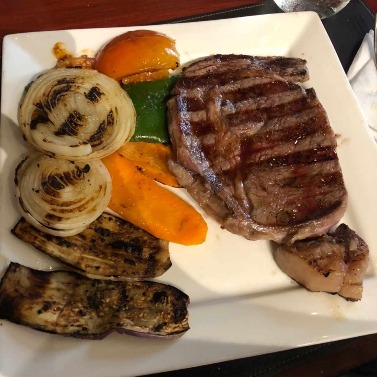 Ribeye con vegetales azados