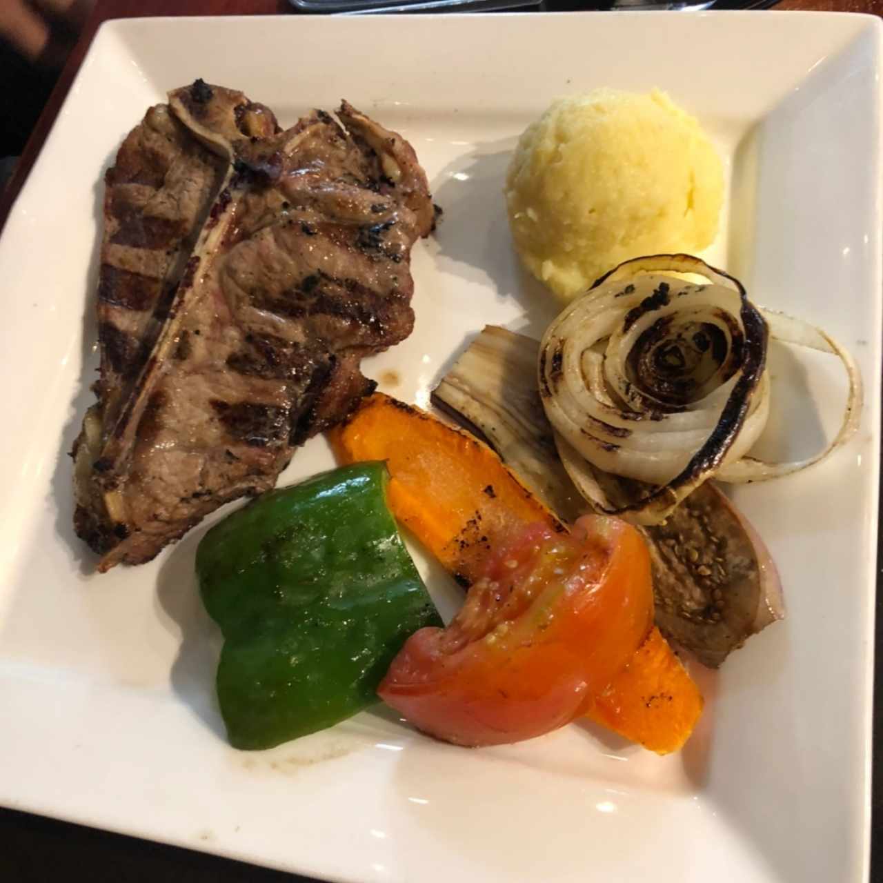 T-bone con vegetales a la parrilla y puré