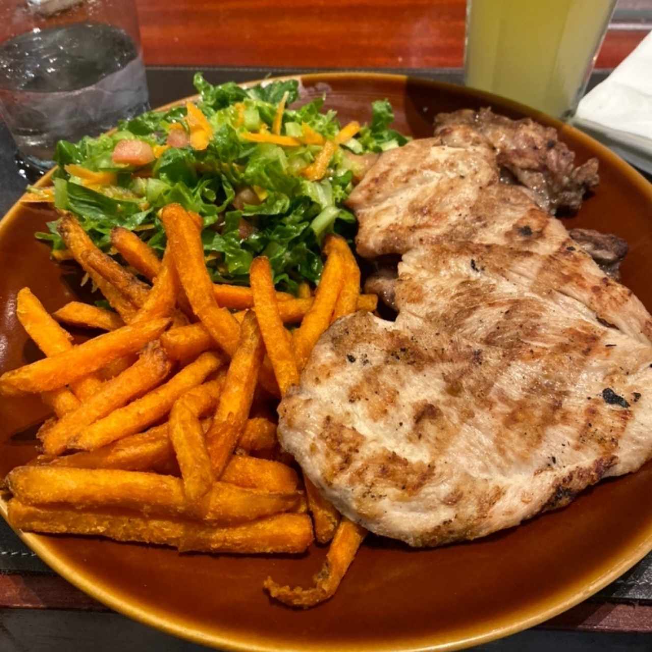 Pollo a la parilla con camote y ensalada