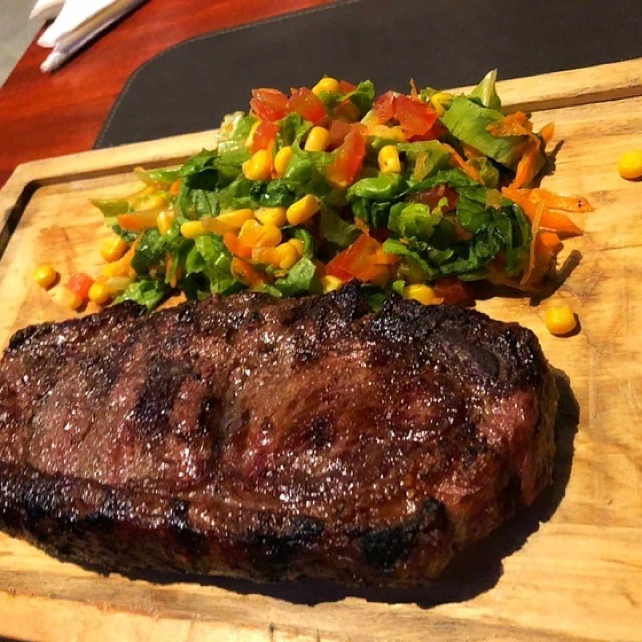 New York Strip y ensalada mixta