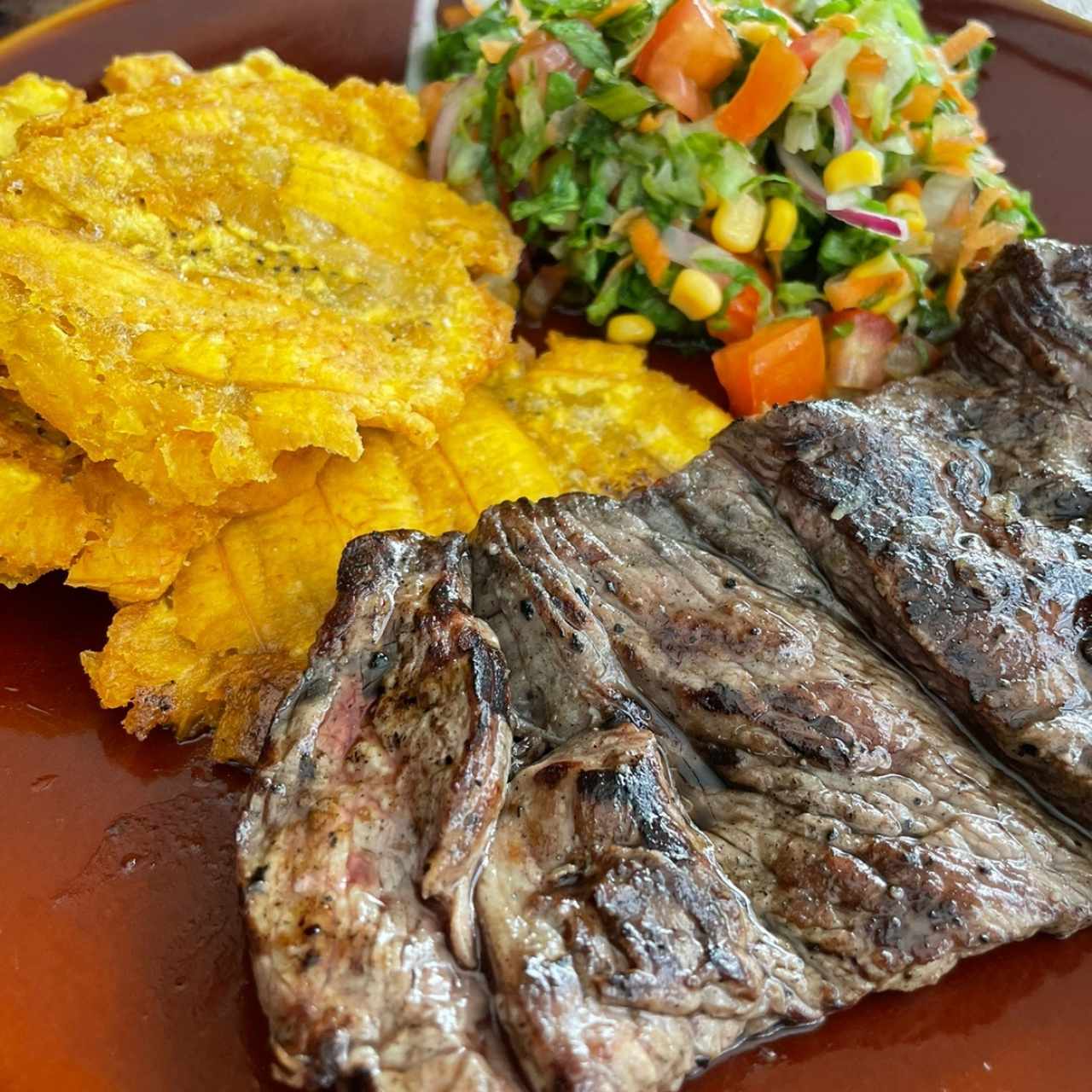 Asado pamperito 6oz con patacones y ensalada