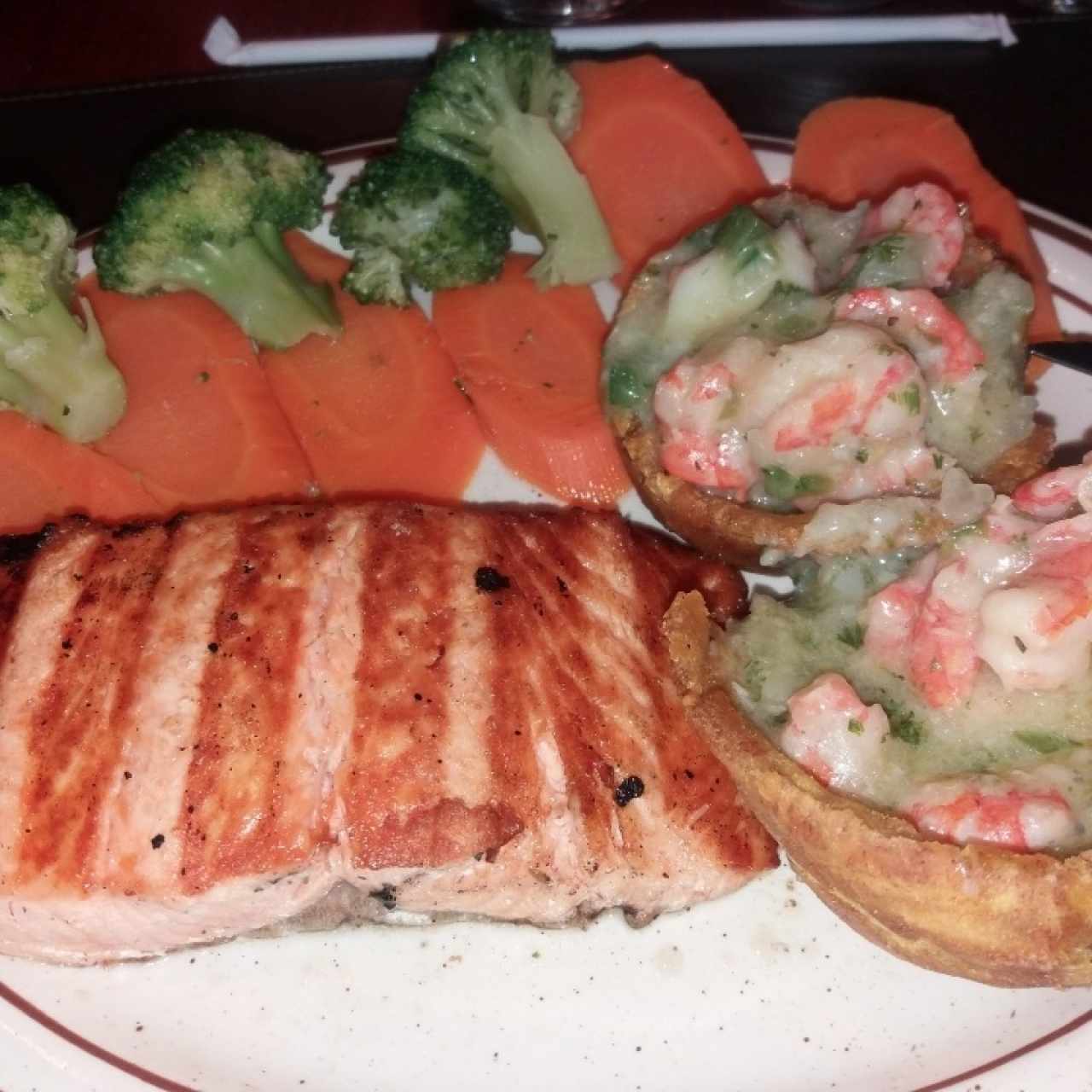 salmón con canastillas de camarones