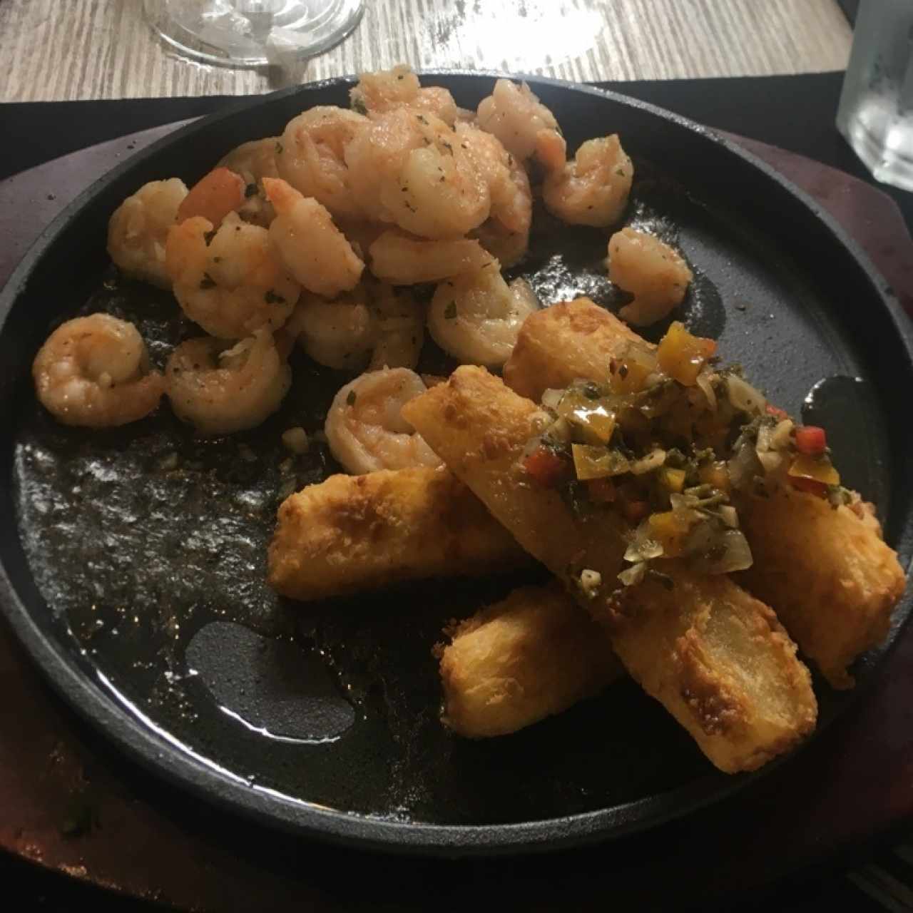 Camarones al ajillo con yuca frita