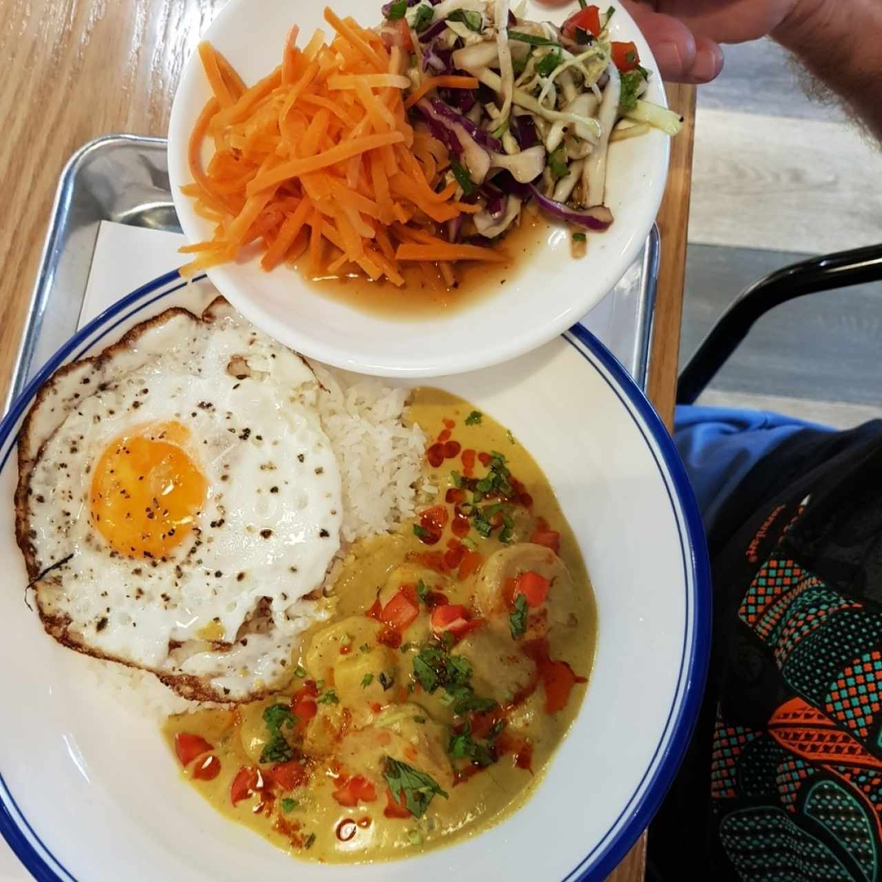 shrimp curry bowl con huevo frito