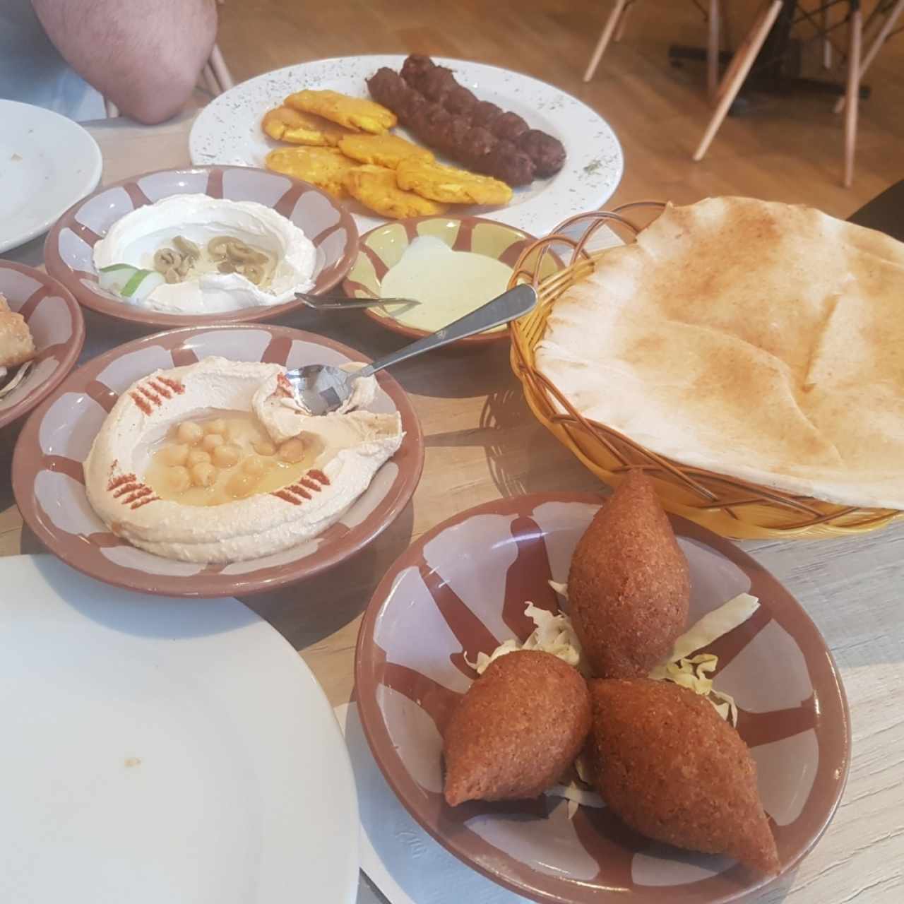 Hummus, Kibbe Frito, labneh y Pincho de cordero al Carbon