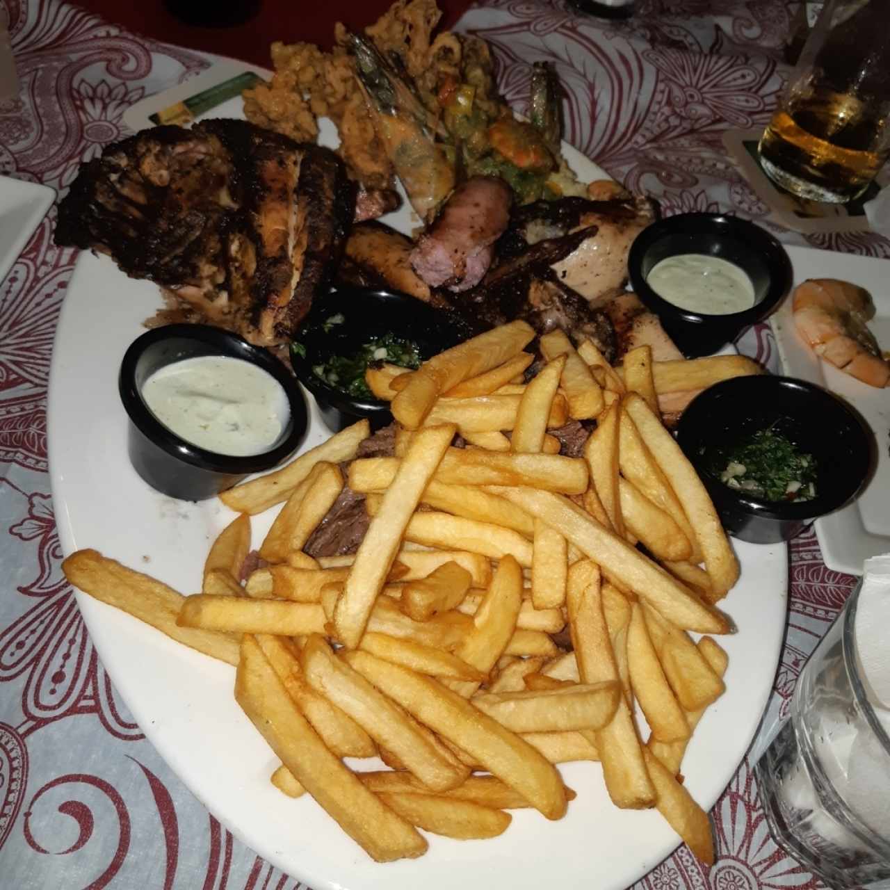 Picada familiar (papas fritas, pollo, chorizo, arañitas, langostinis, carne) ya le habian metido la mano, lo siento! Pero para picar esta 👌