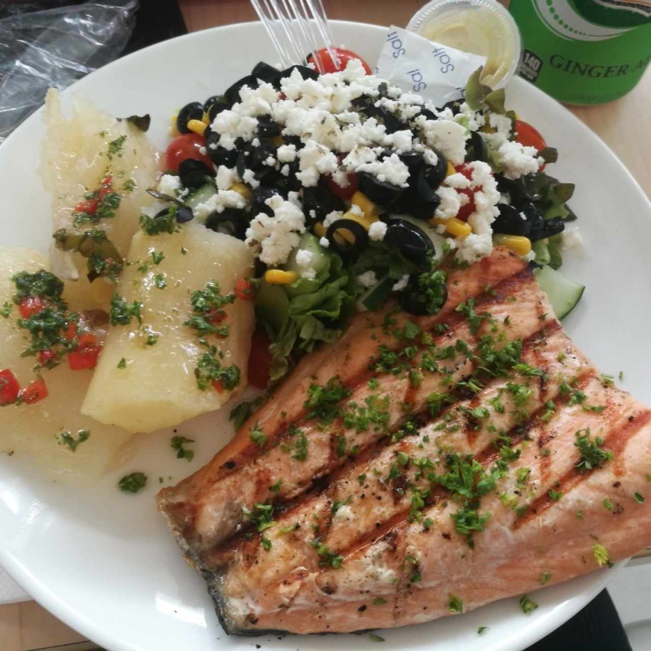 Salmón fit con ensalada griega y yuca hervida con chimichurri. 