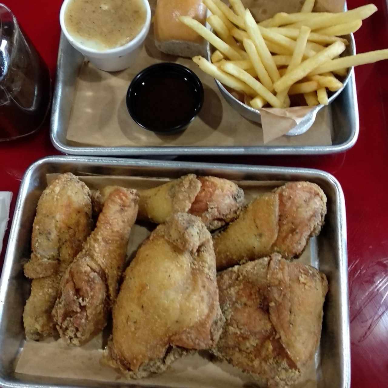 6 presas de pollo frito con papas fritas y puré