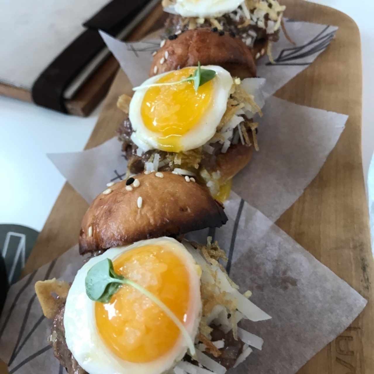 sliders de steak tartar (bellos pero la carne no tan rica muy amasada)