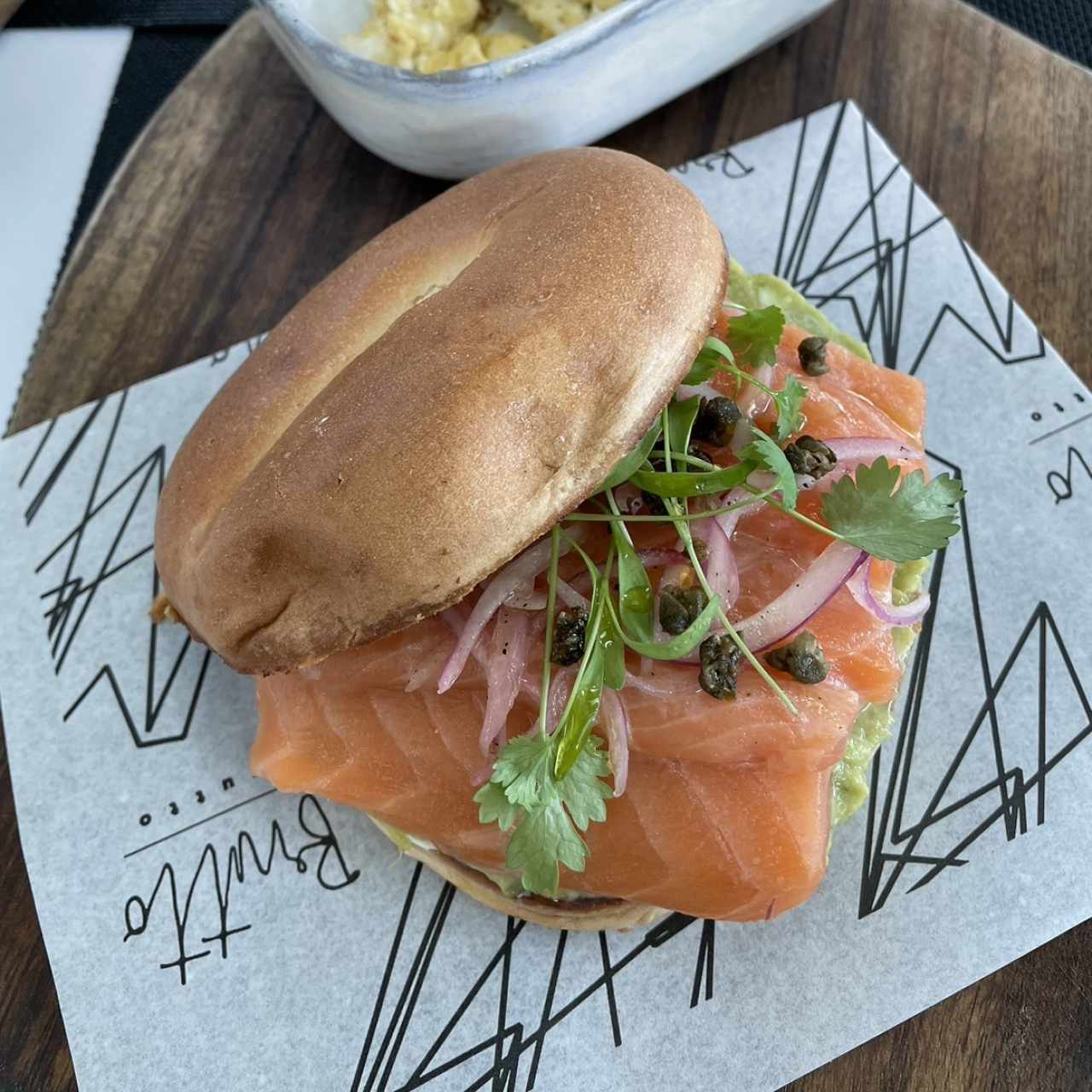 Salmon con alcaparras y arugula