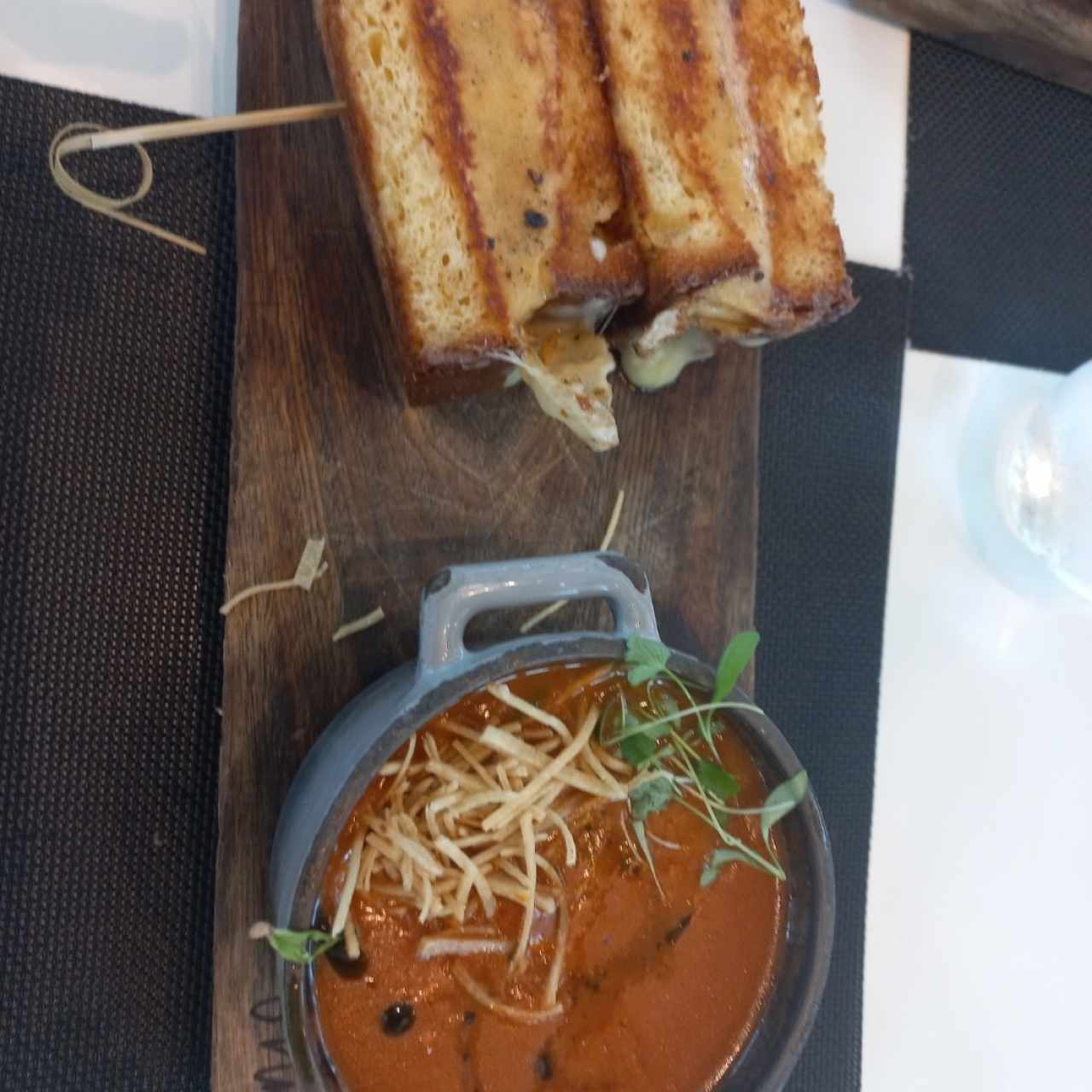 Sopa de tomate y emparedado