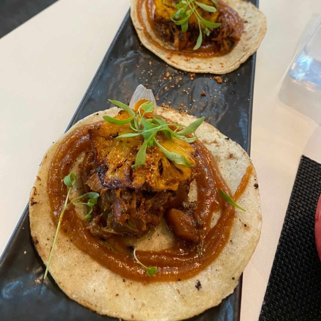 Tacos de Cochinilla con salsa de piña