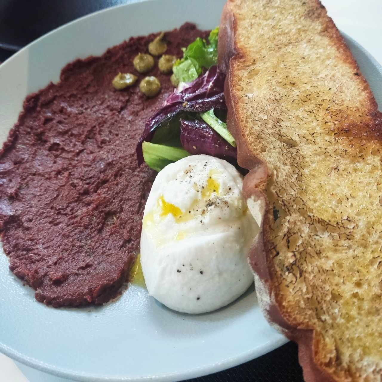 Burrata con caprese