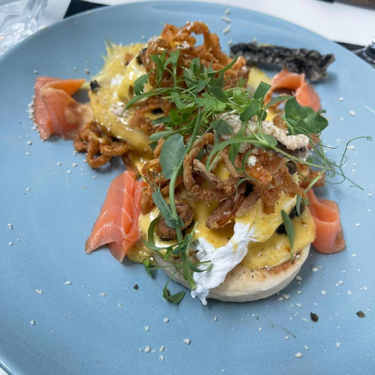 Huevos benedictinos de salmon